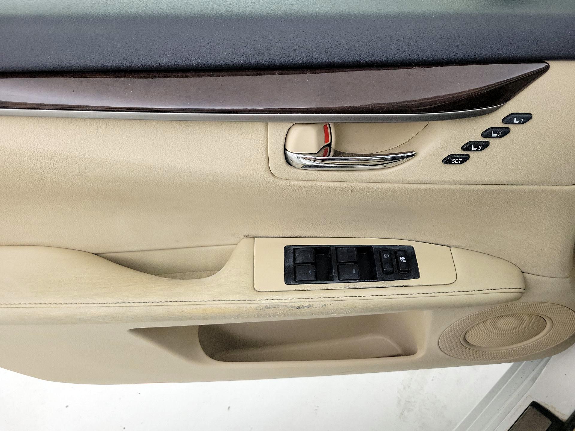 Thumbnail: 2015 Lexus ES - 12