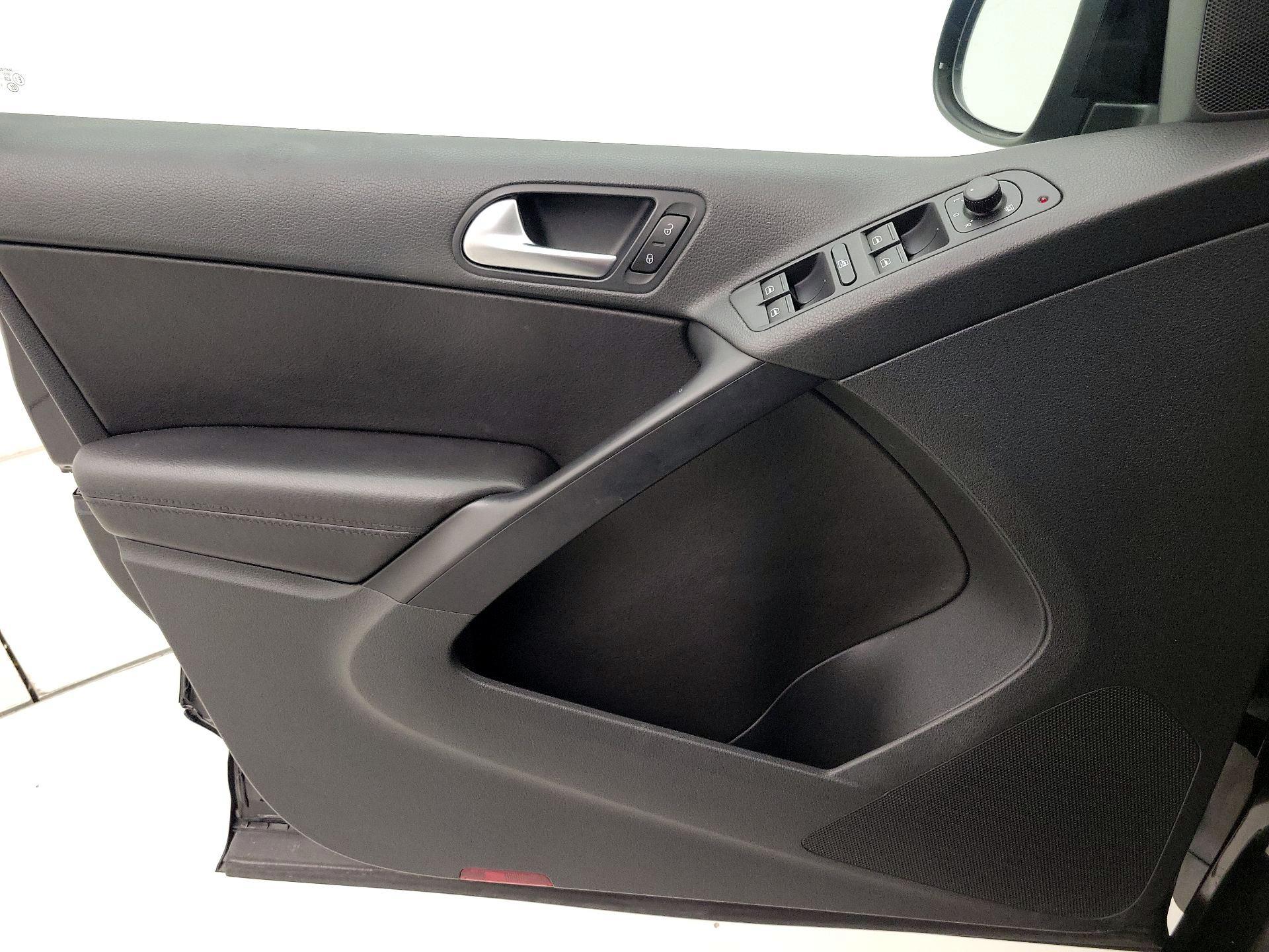 Thumbnail: 2015 Volkswagen Tiguan - 12