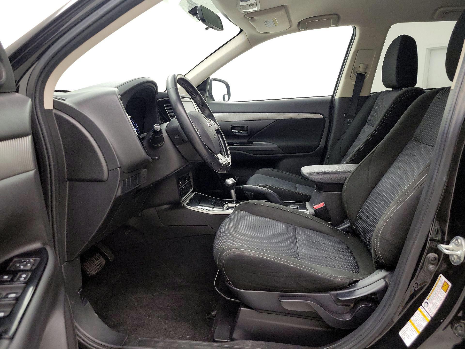 Thumbnail: 2017 Mitsubishi Outlander - 11