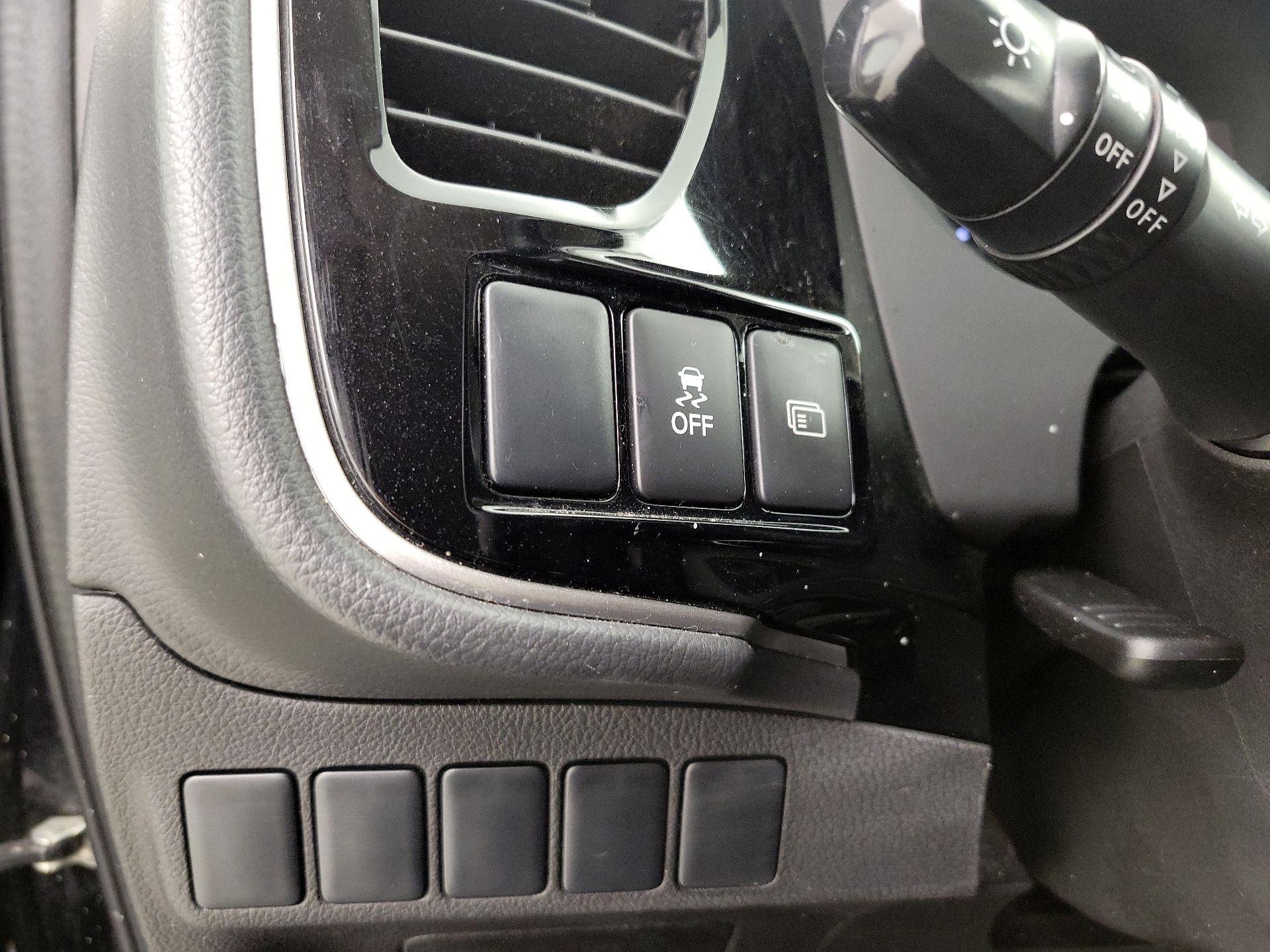 Thumbnail: 2017 Mitsubishi Outlander - 13