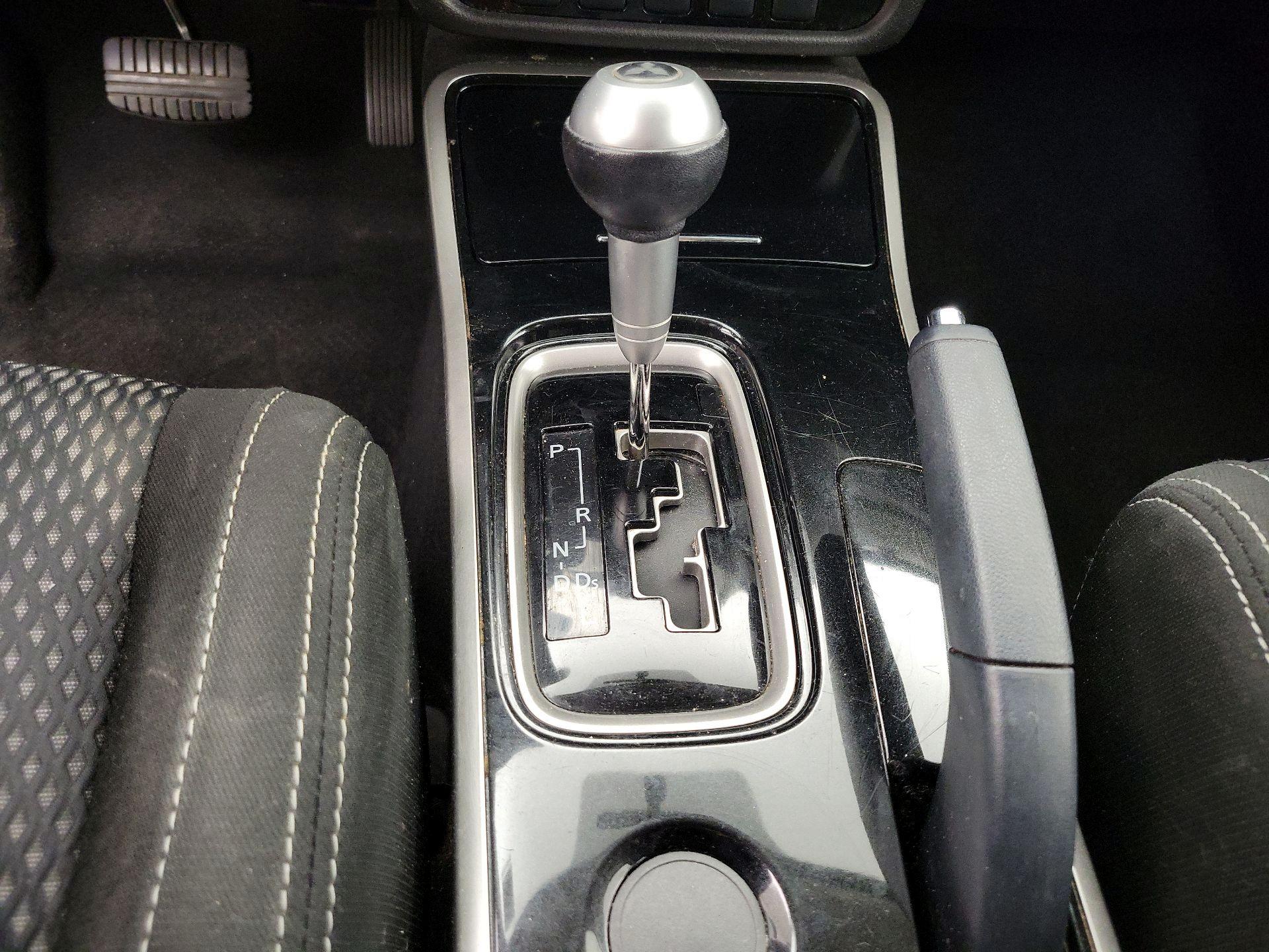 Thumbnail: 2017 Mitsubishi Outlander - 17