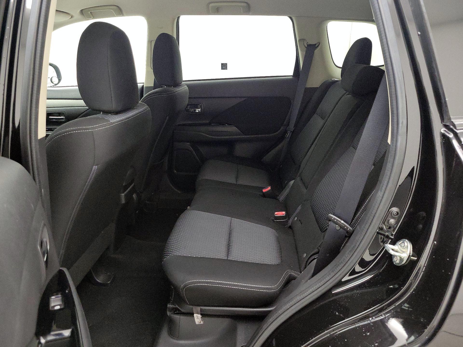 Thumbnail: 2017 Mitsubishi Outlander - 19