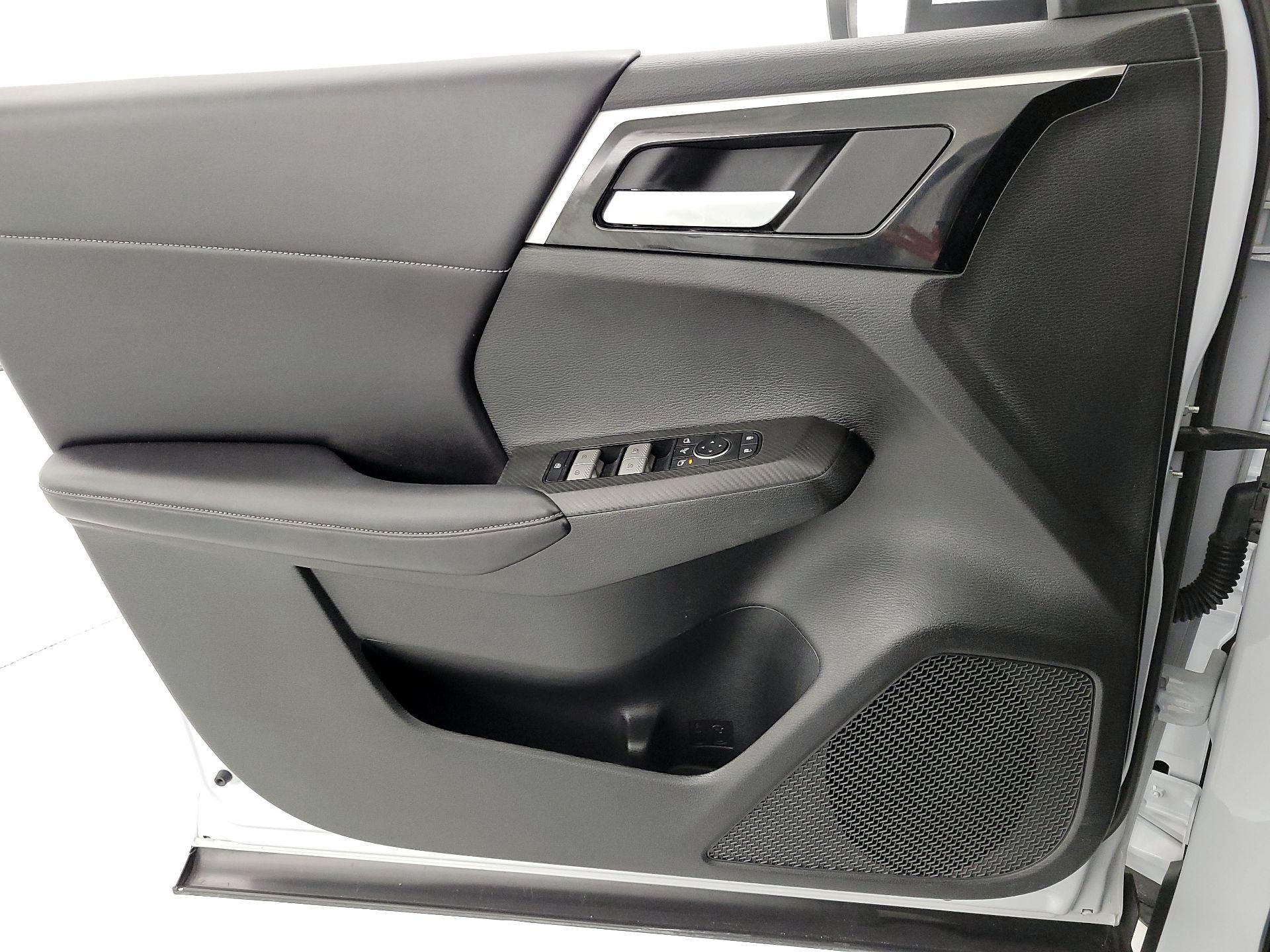 Thumbnail: 2024 Mitsubishi Outlander - 12