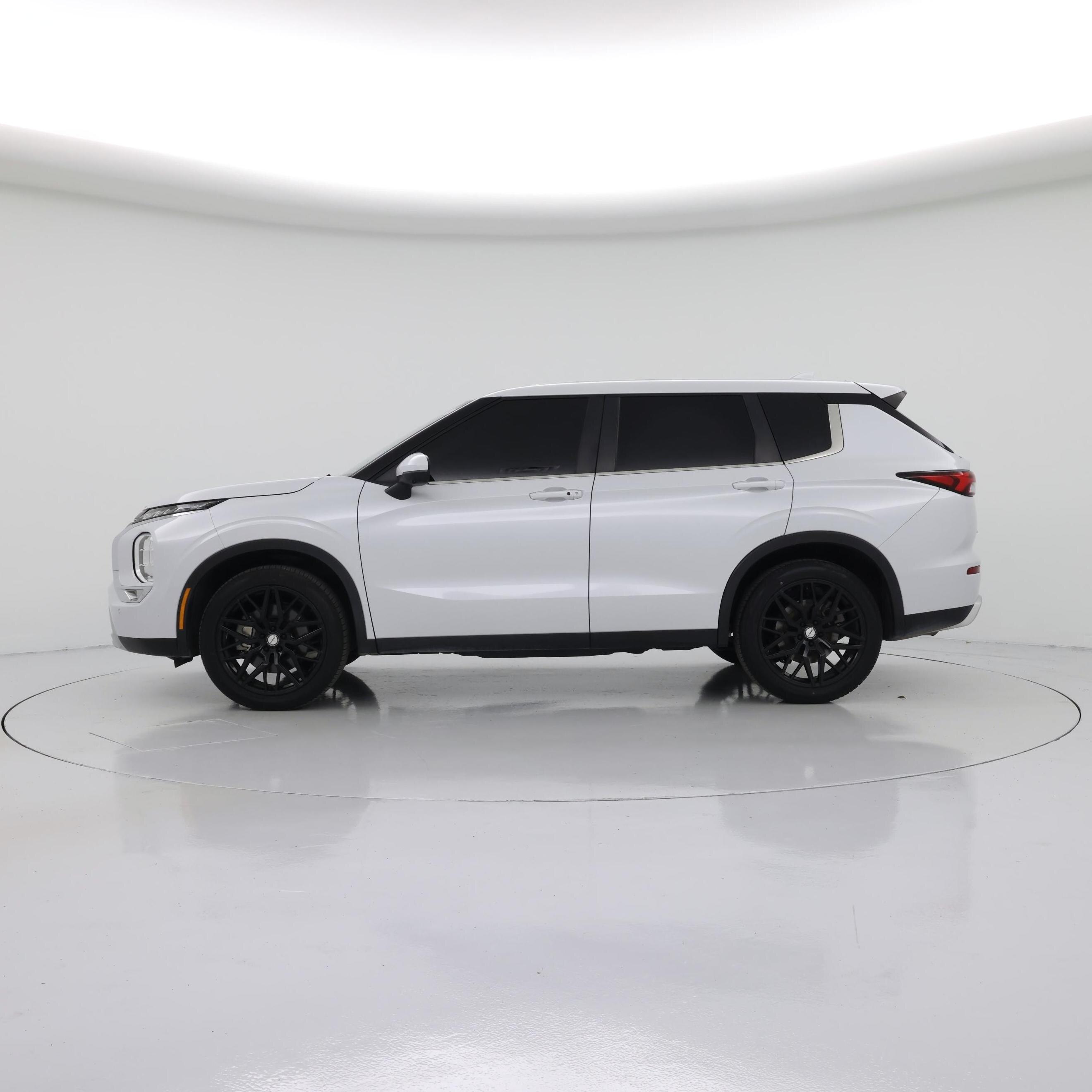 Thumbnail: 2024 Mitsubishi Outlander - 3