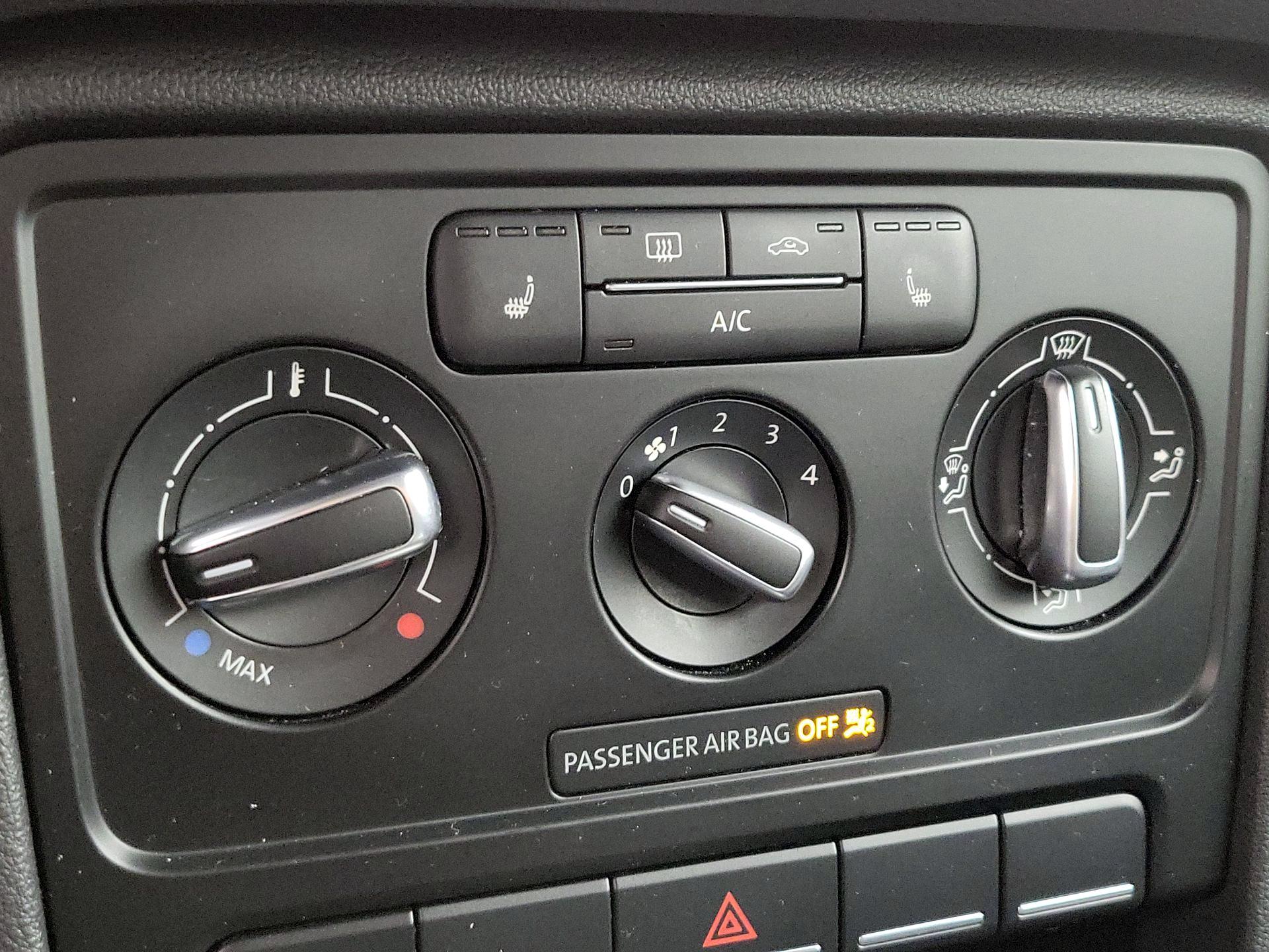 Thumbnail: 2014 Volkswagen Beetle - 15