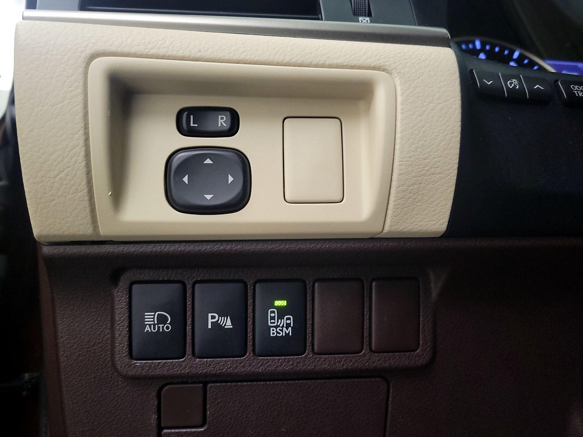 Thumbnail: 2017 Lexus ES - 13