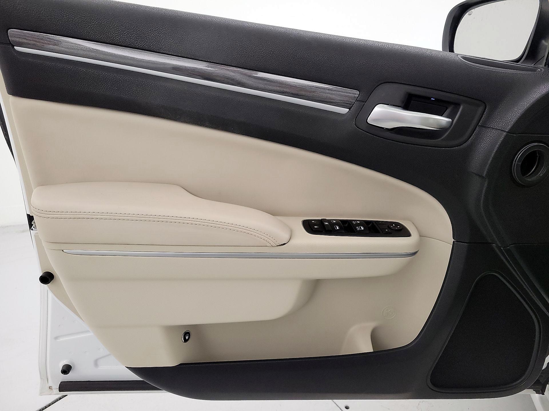Thumbnail: 2020 Chrysler 300 - 12