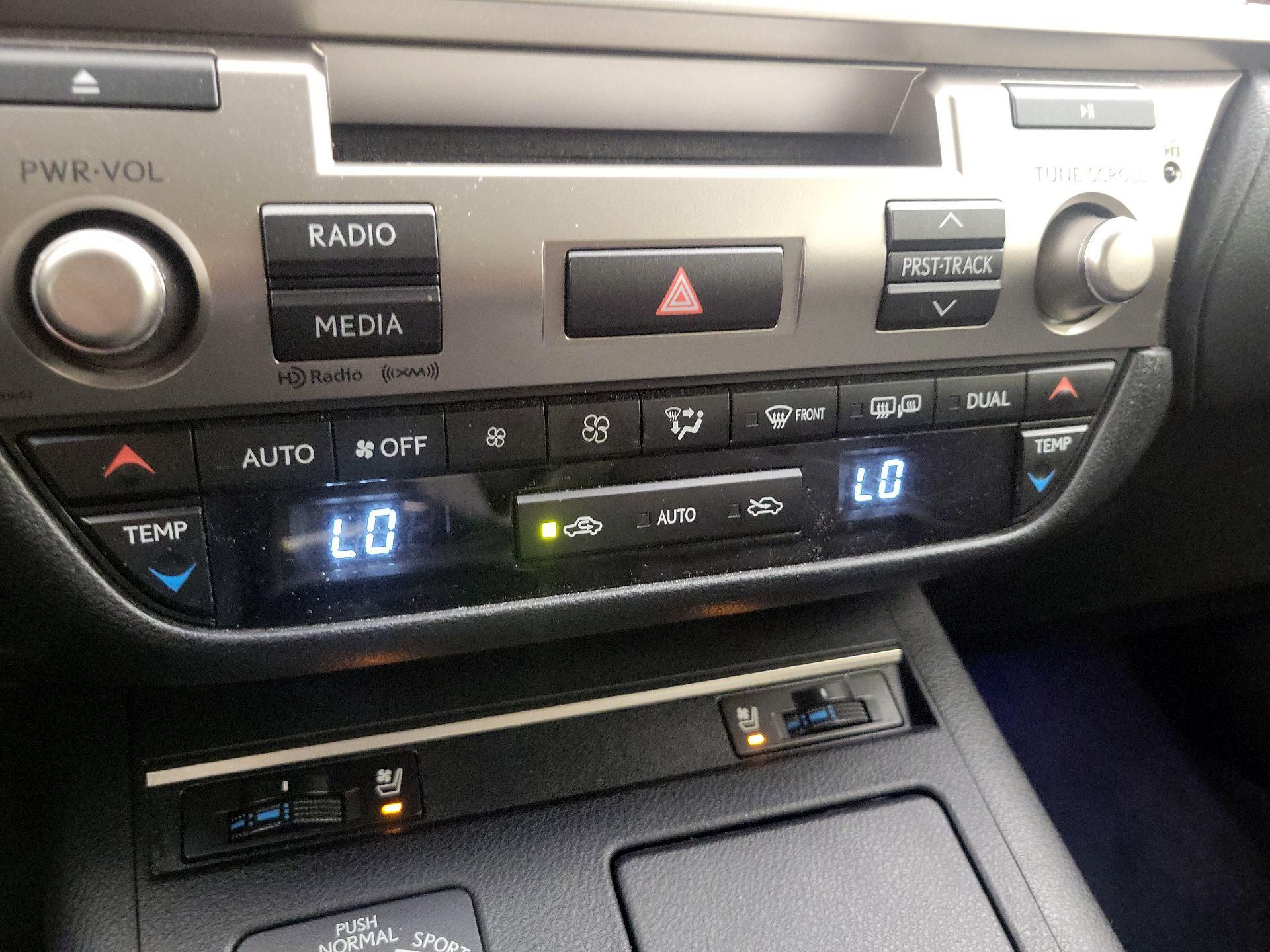 Thumbnail: 2014 Lexus ES - 16