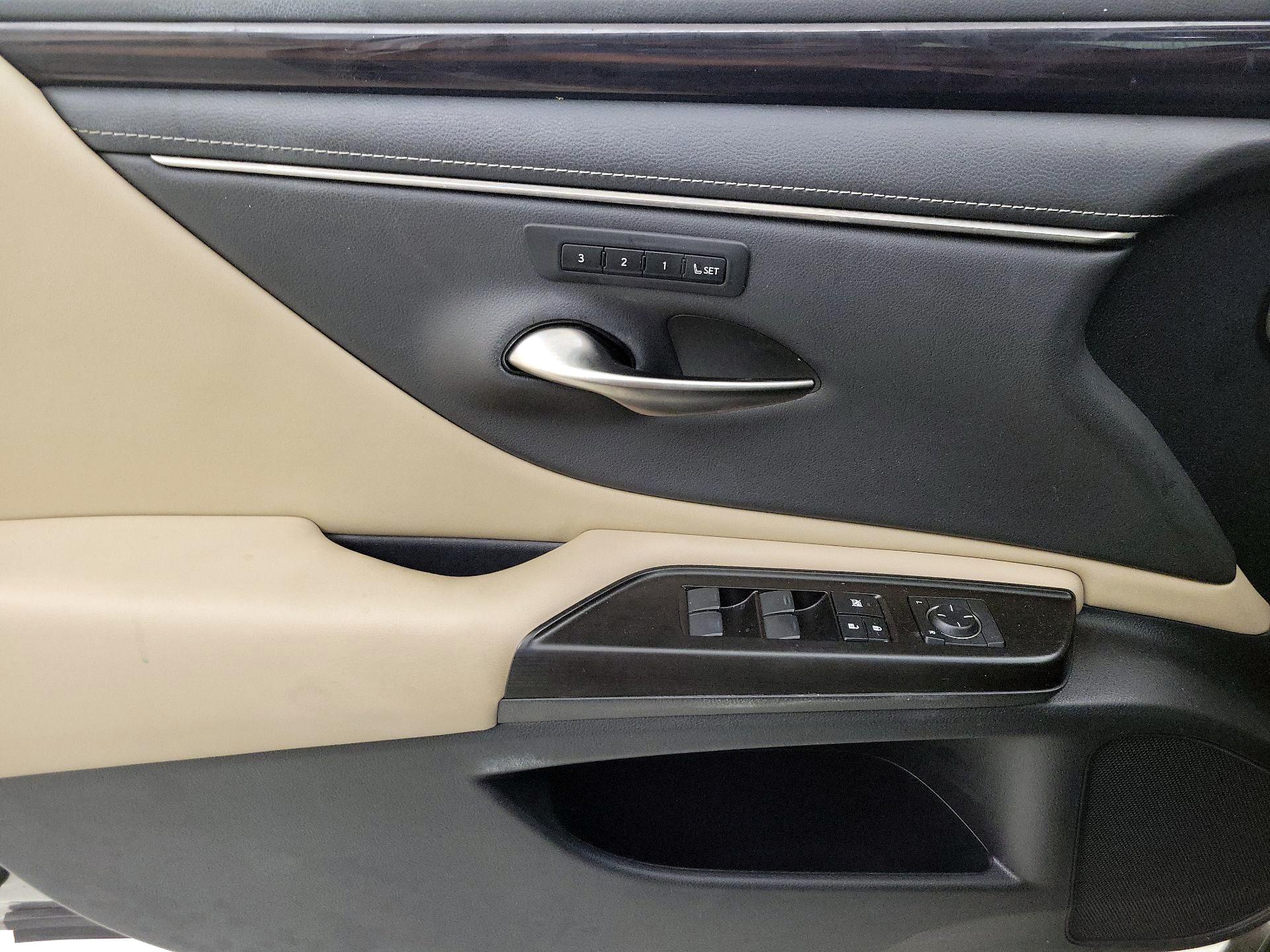 Thumbnail: 2019 Lexus ES - 12