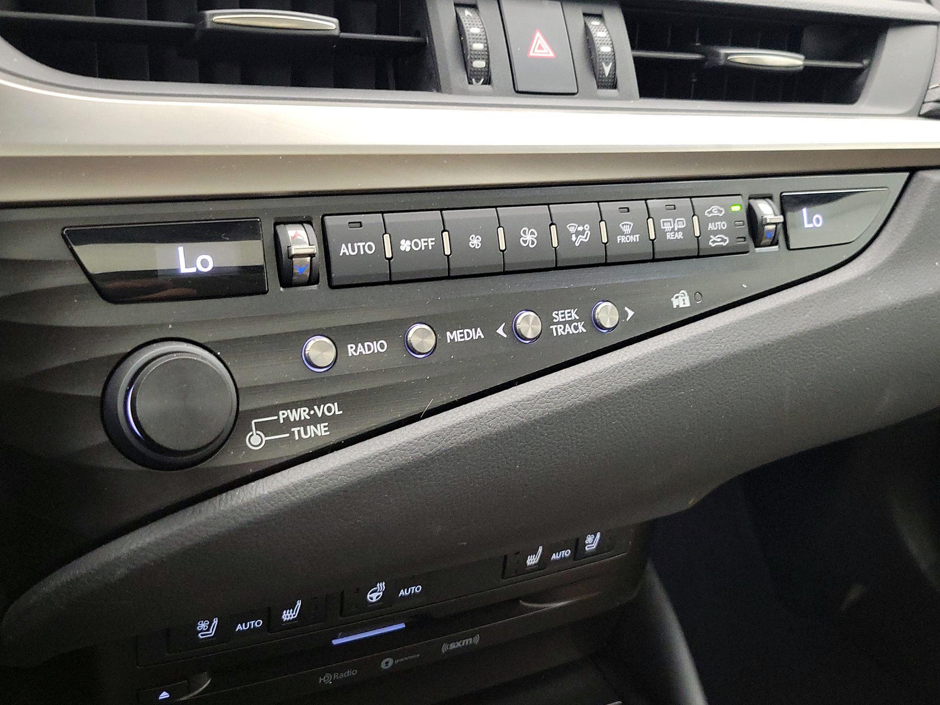 Thumbnail: 2019 Lexus ES - 16