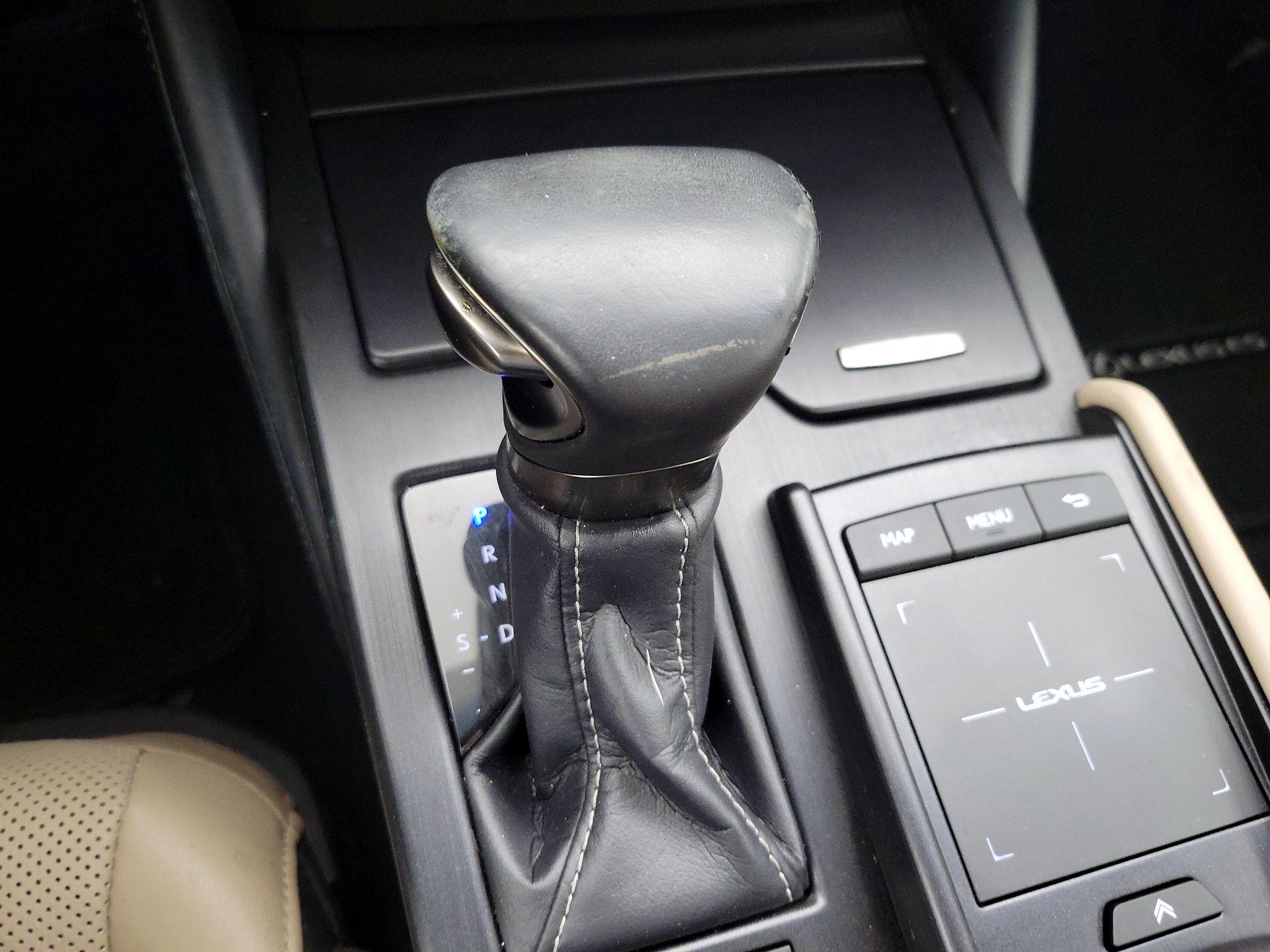 Thumbnail: 2019 Lexus ES - 17