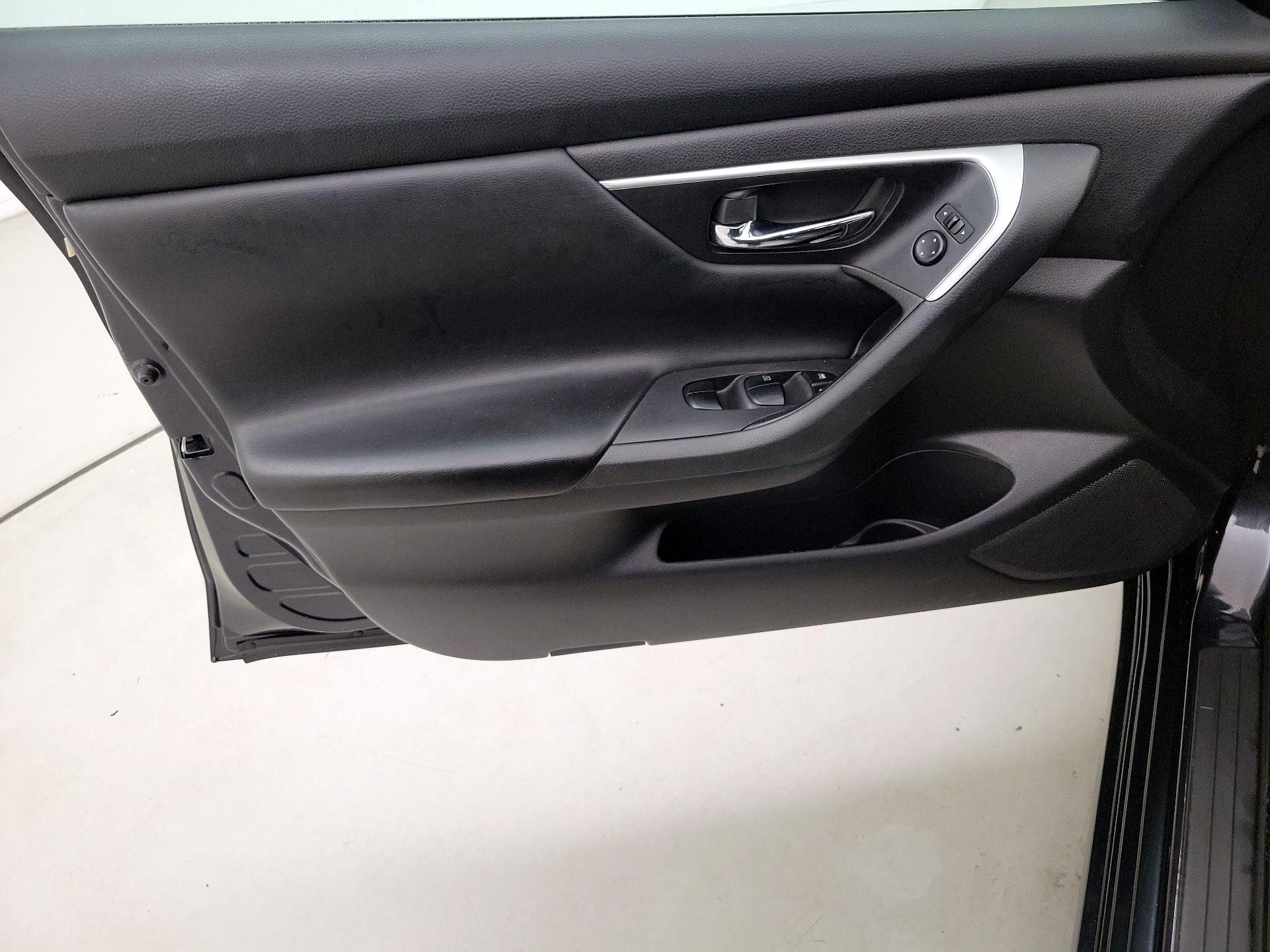 Thumbnail: 2017 Nissan Altima - 12