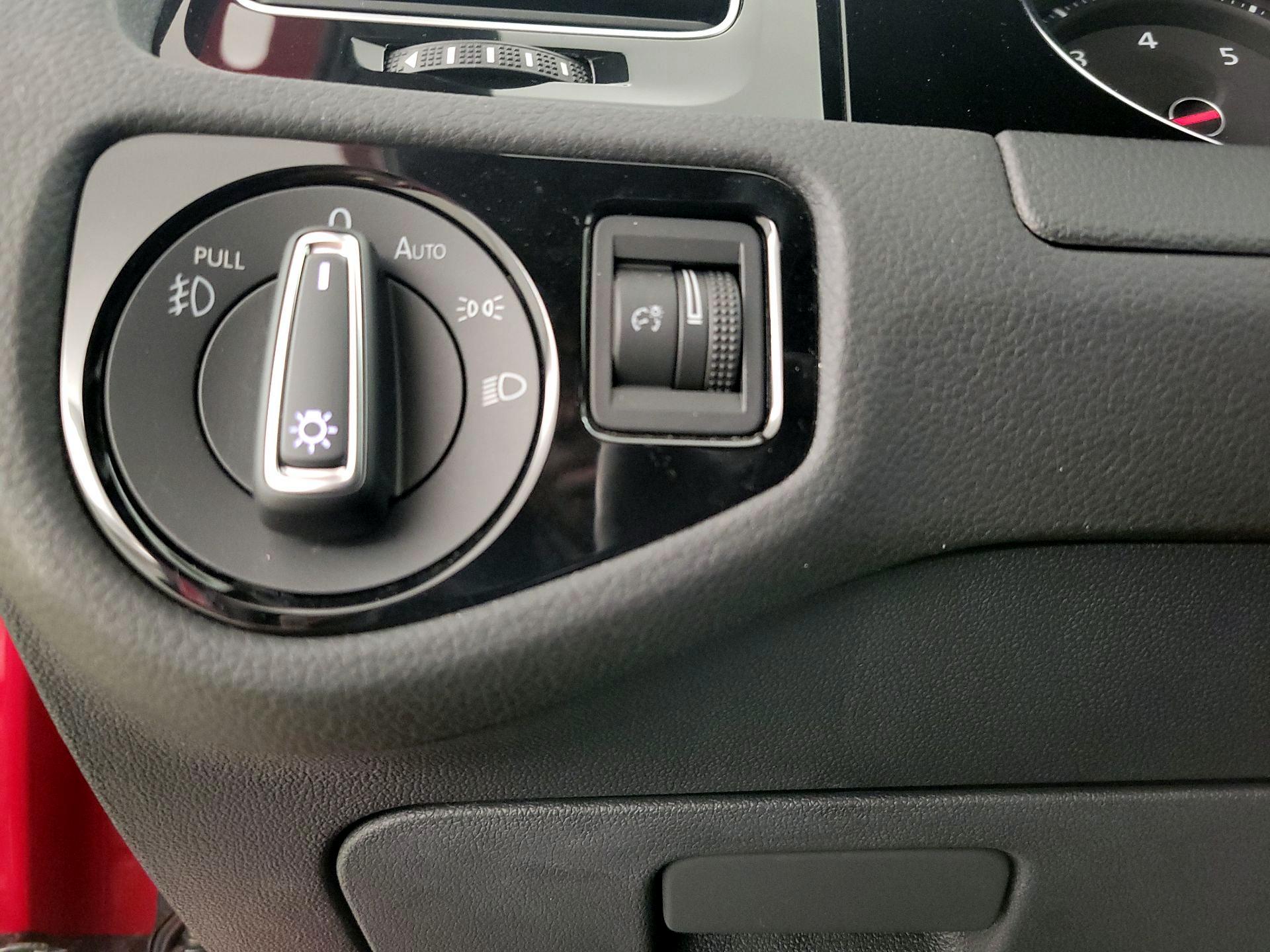 Thumbnail: 2018 Volkswagen Golf - 13