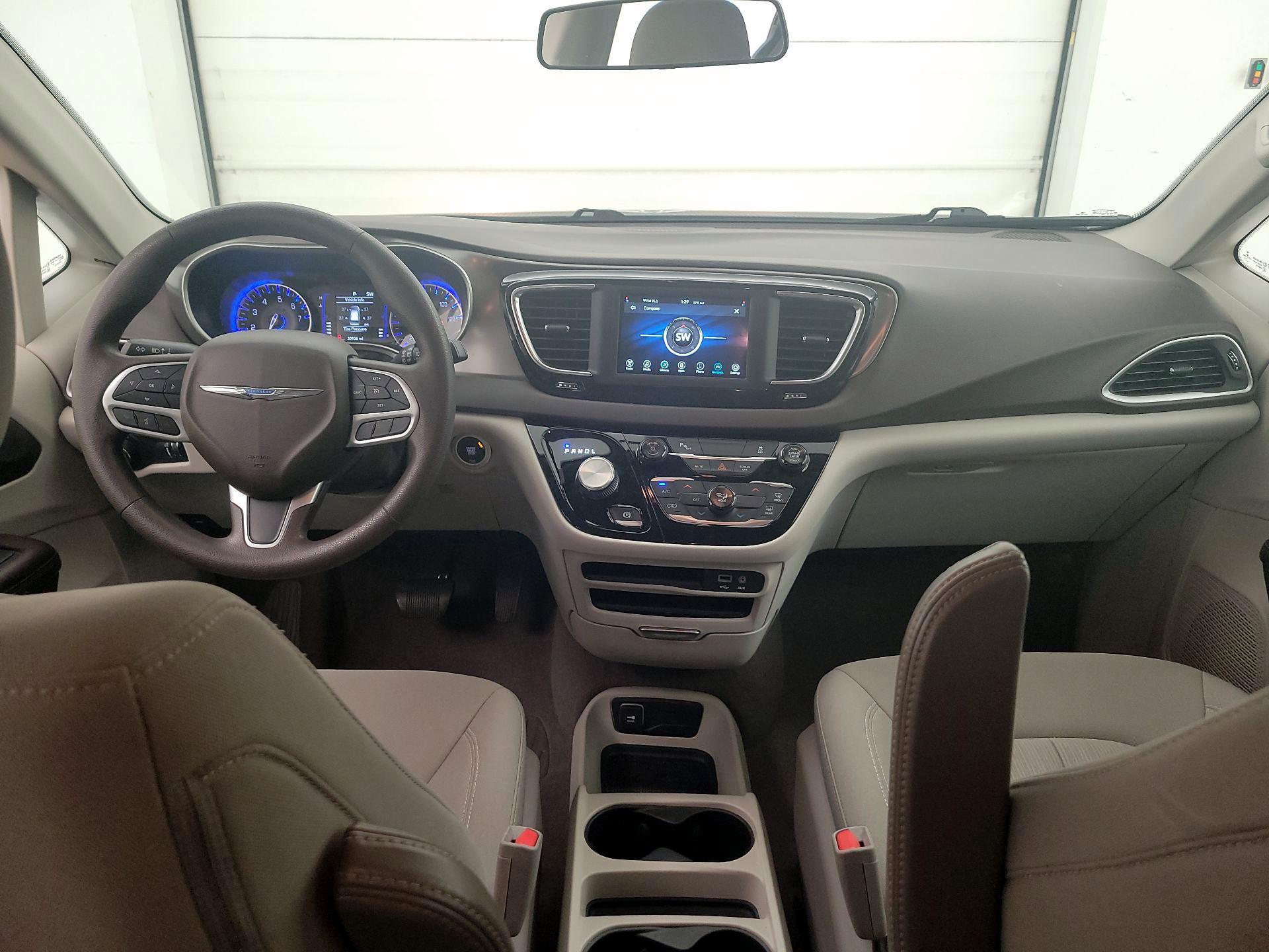 Thumbnail: 2018 Chrysler Pacifica - 9