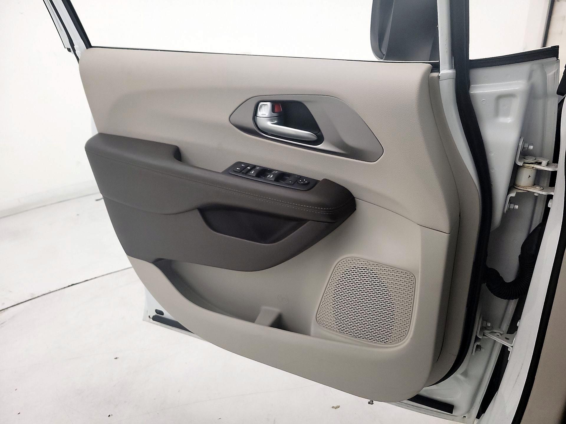 Thumbnail: 2018 Chrysler Pacifica - 12