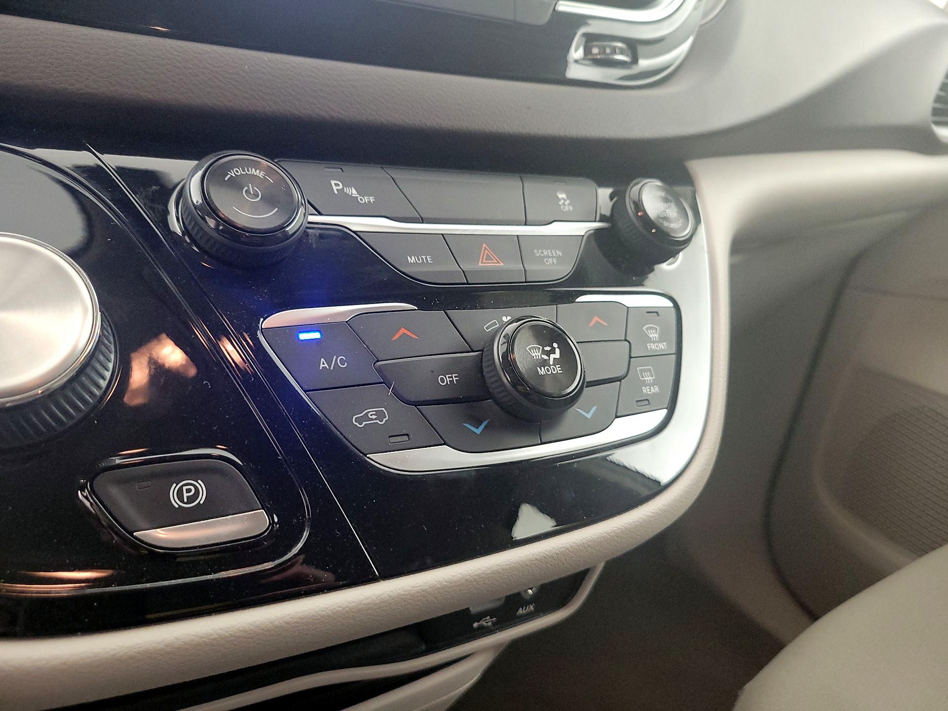 Thumbnail: 2018 Chrysler Pacifica - 16