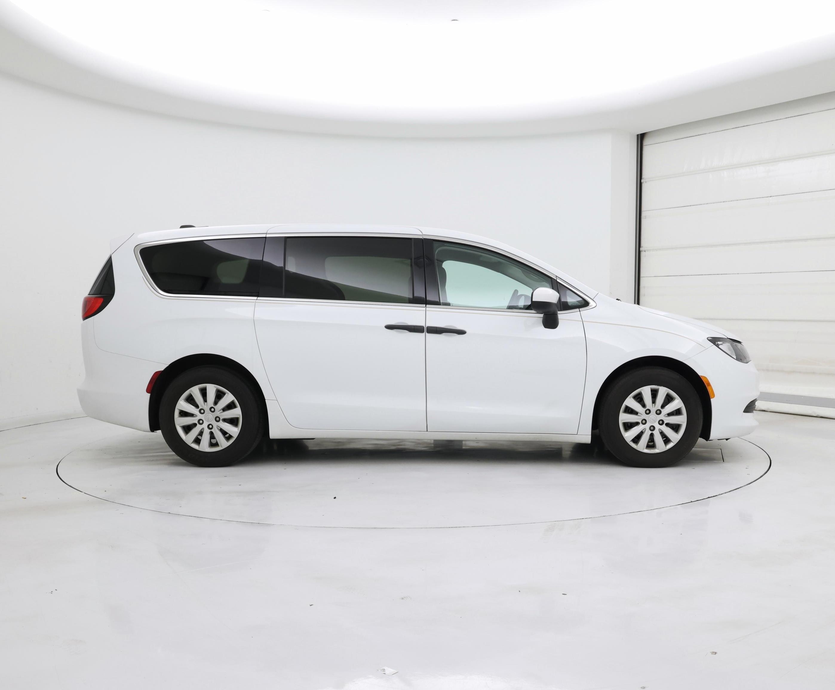 Thumbnail: 2018 Chrysler Pacifica - 7