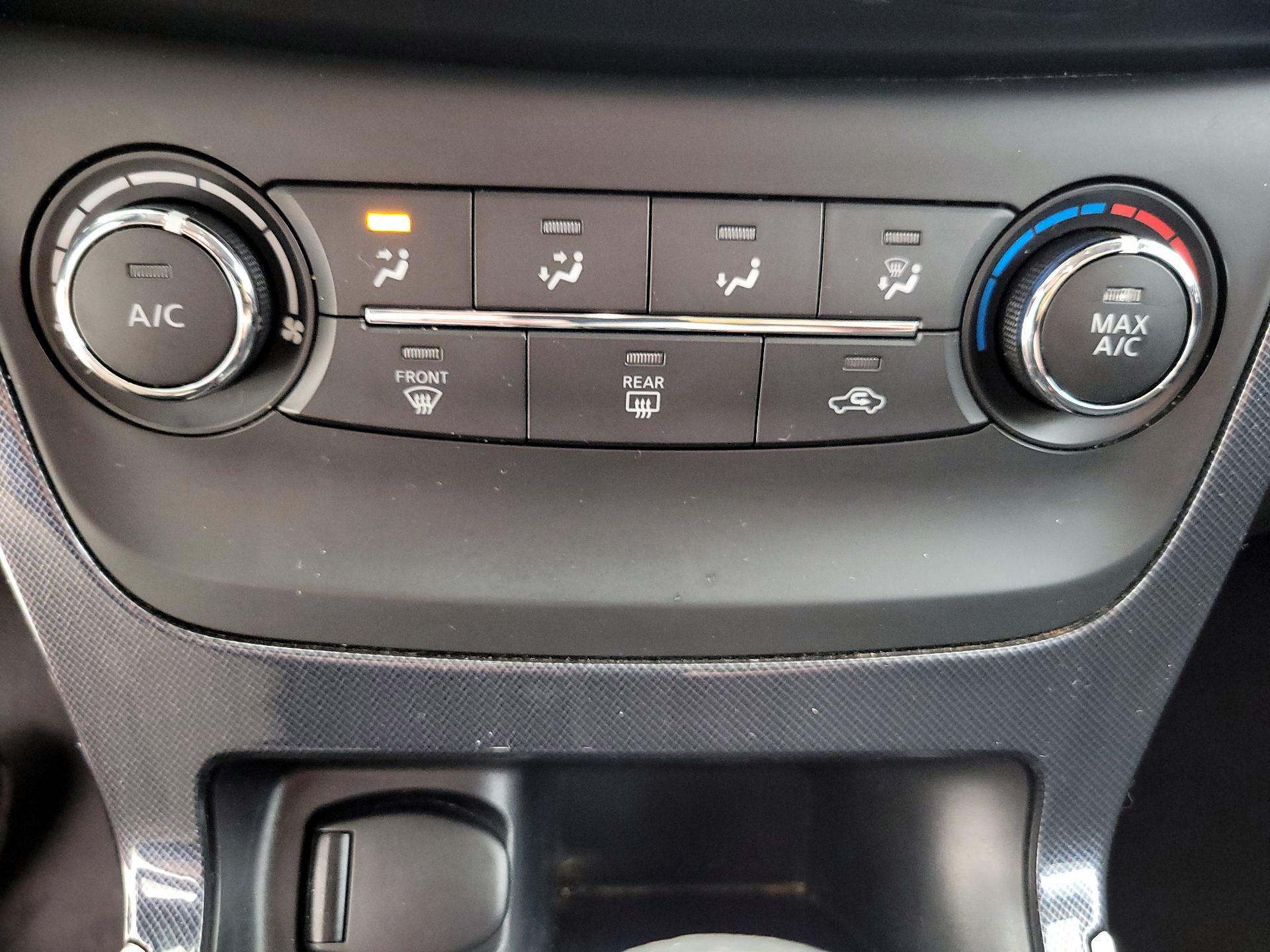 Thumbnail: 2016 Nissan Sentra - 16