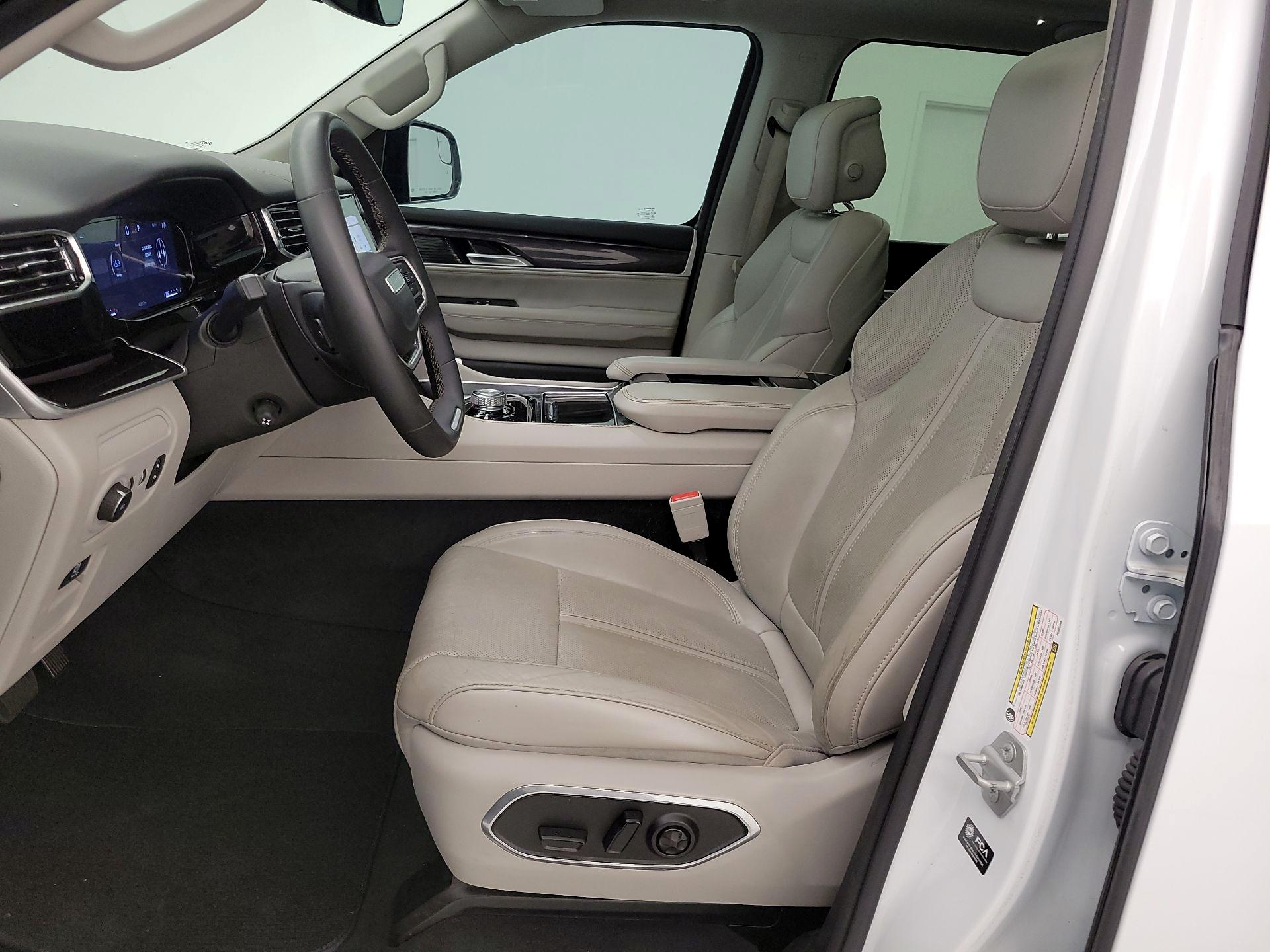 Thumbnail: 2023 Jeep Wagoneer - 11