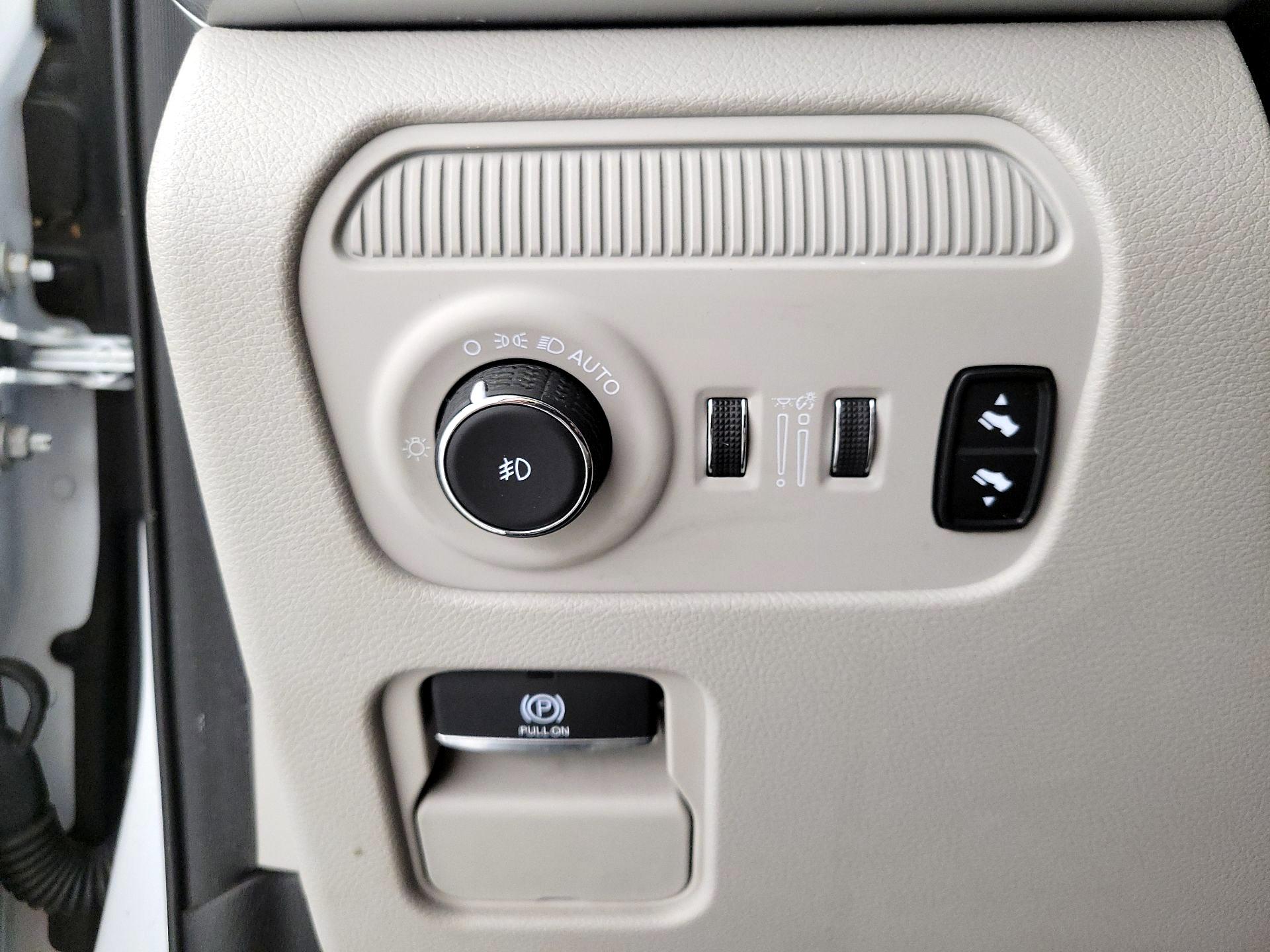 Thumbnail: 2023 Jeep Wagoneer - 13