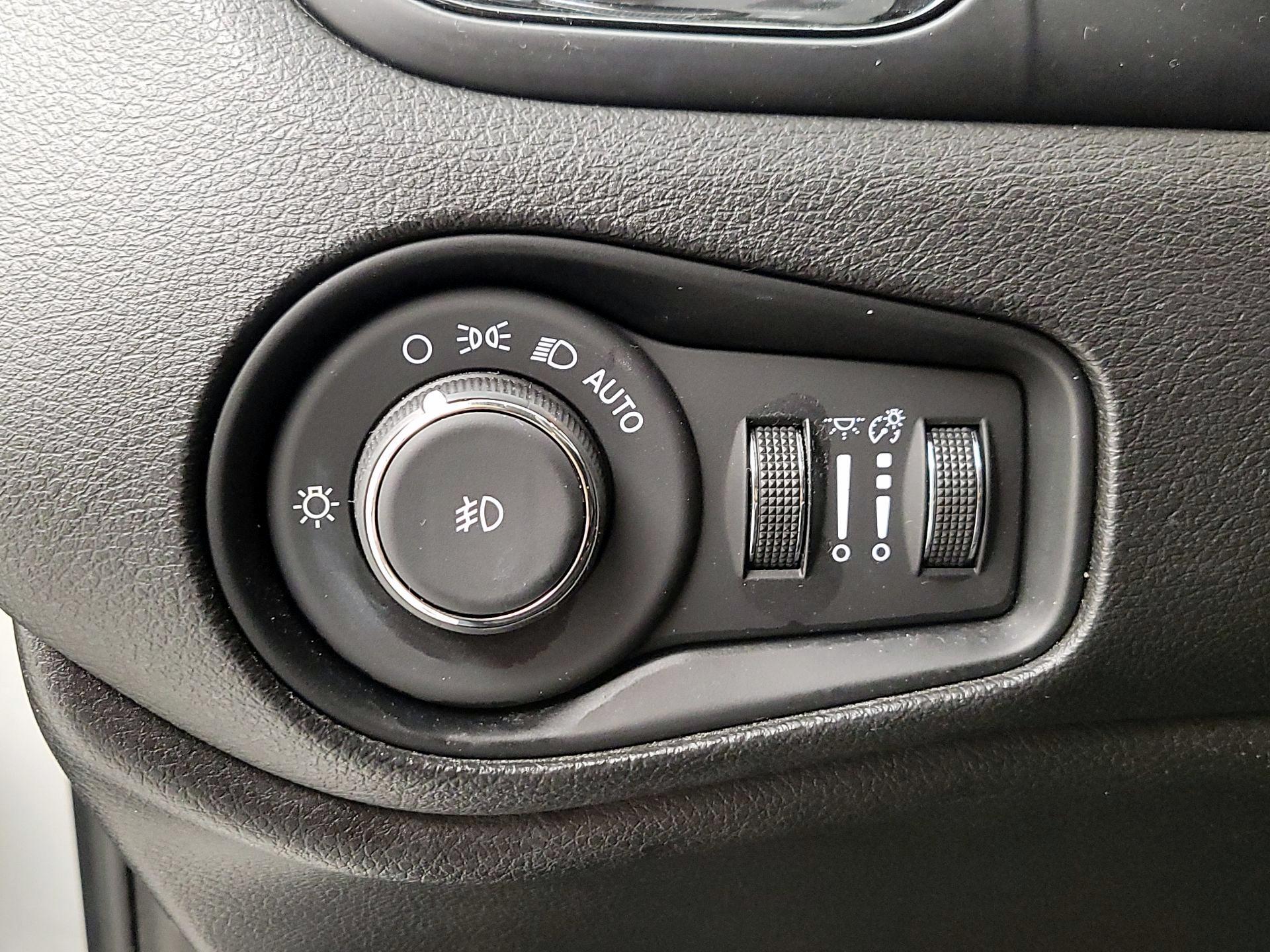 Thumbnail: 2017 Jeep Renegade - 13