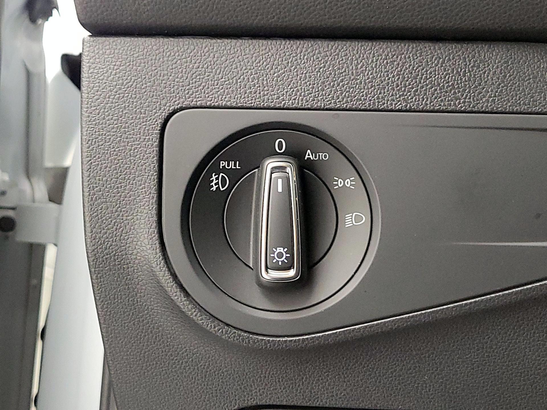 Thumbnail: 2018 Volkswagen Tiguan - 13