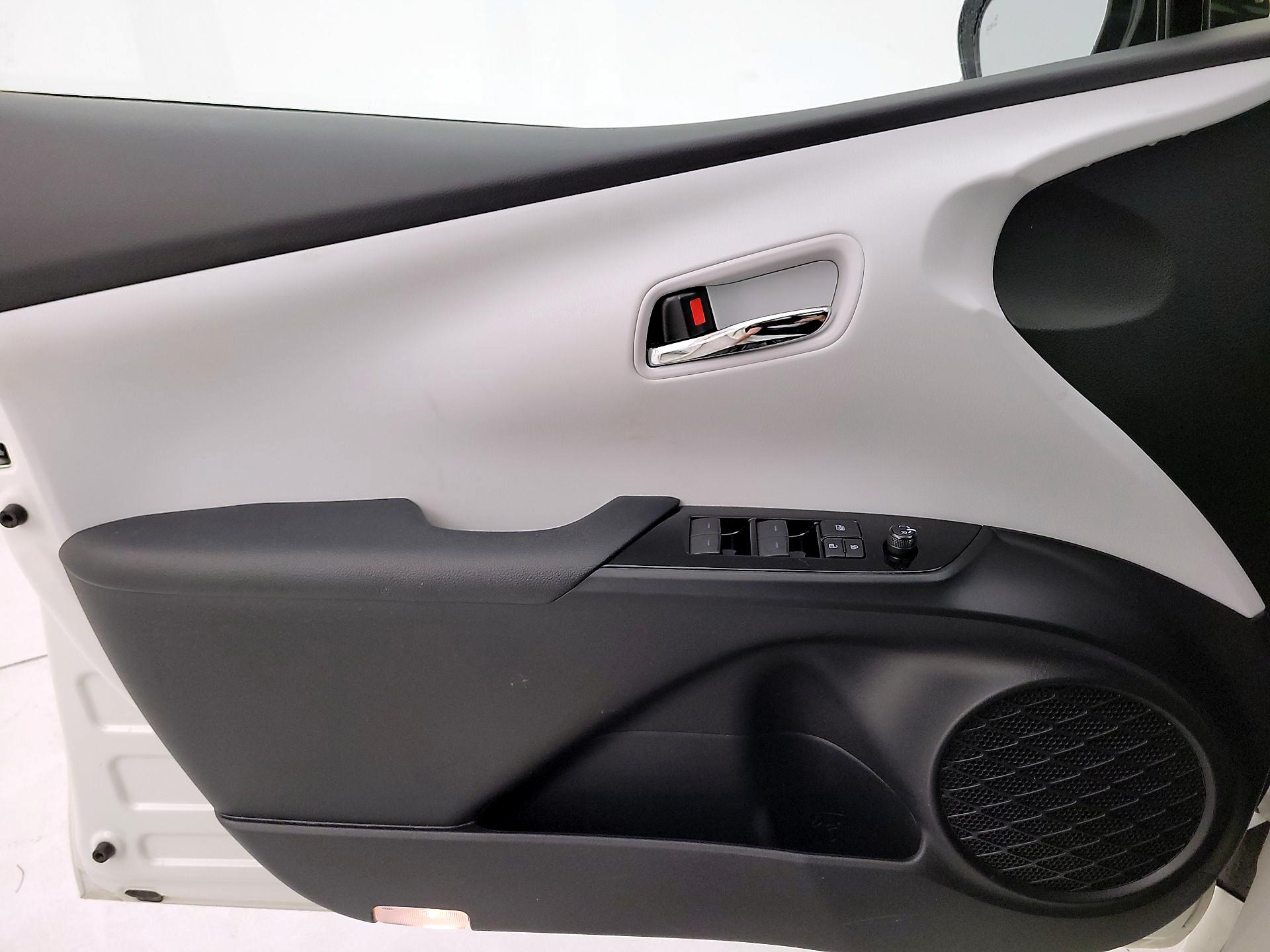 Thumbnail: 2019 Toyota Prius - 12