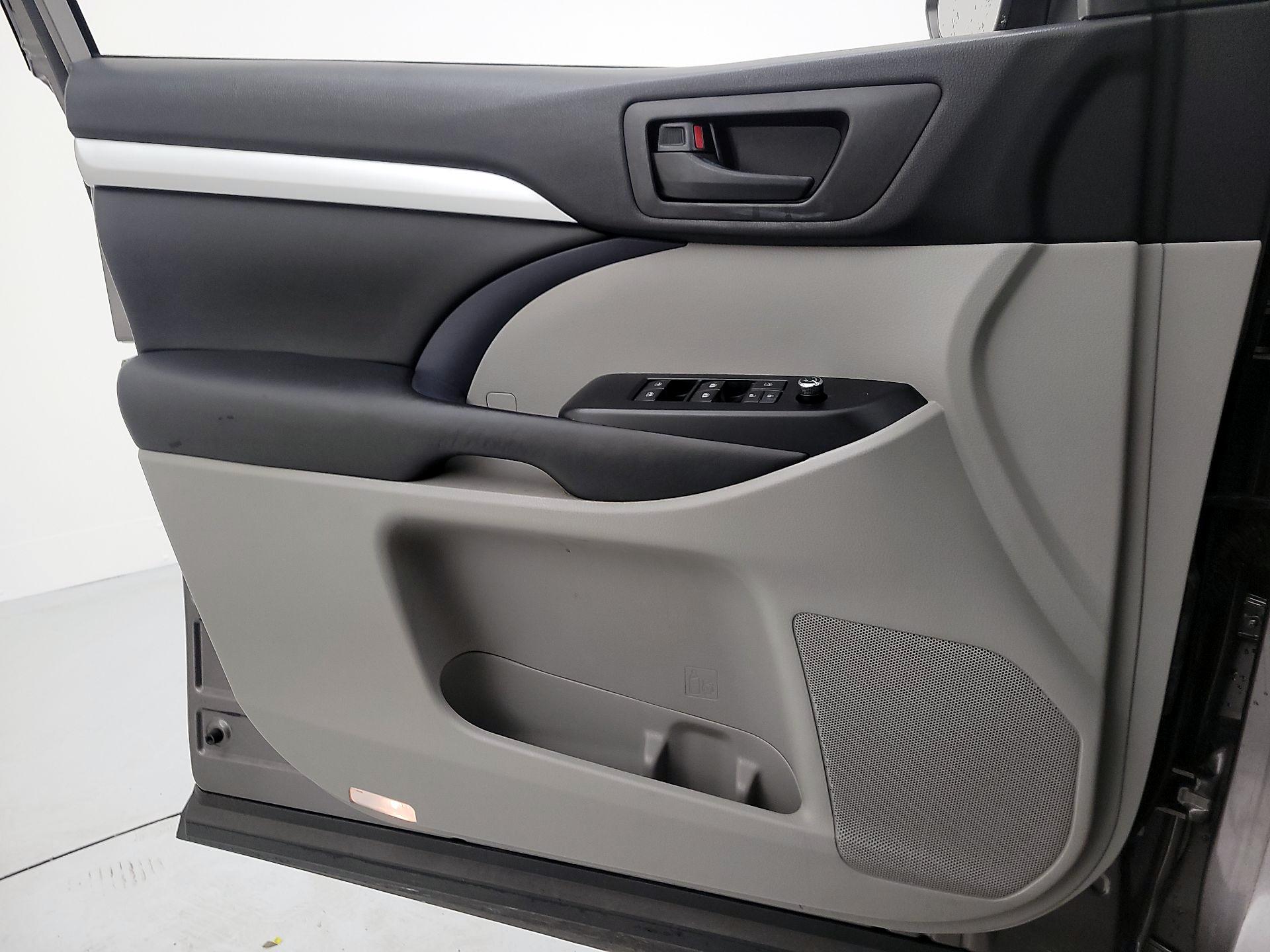 Thumbnail: 2018 Toyota Highlander - 12