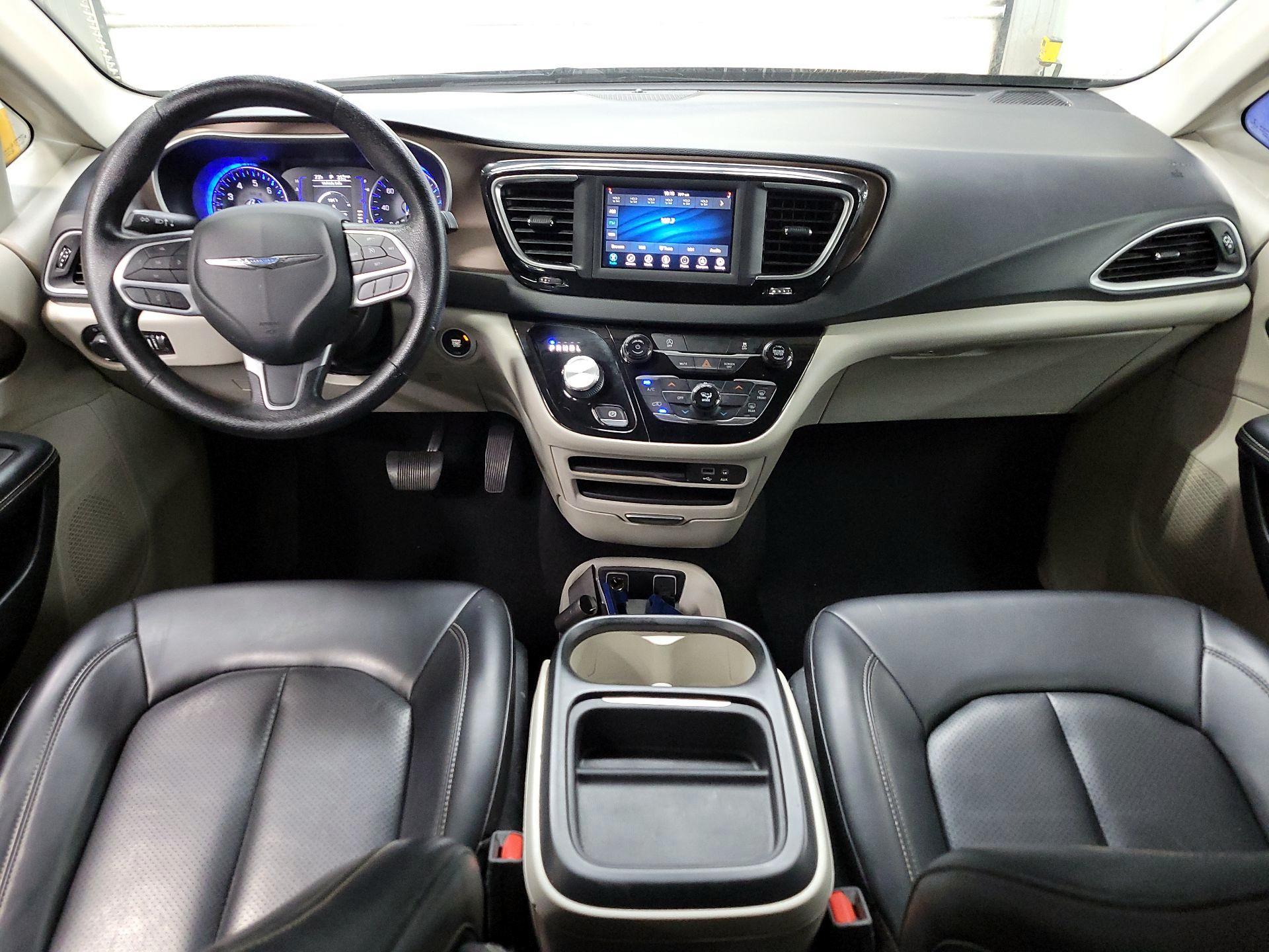 Thumbnail: 2020 Chrysler Voyager - 9