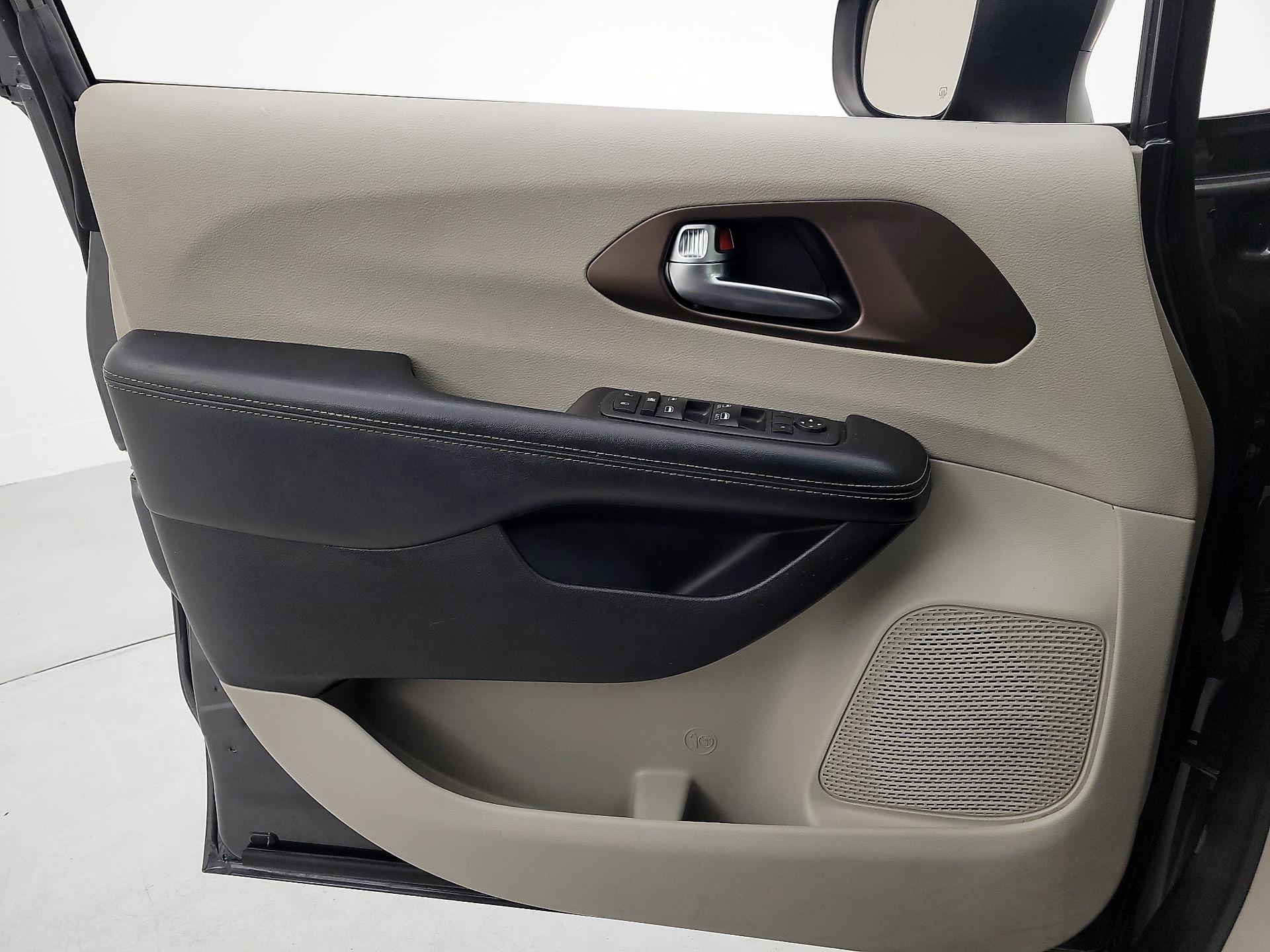 Thumbnail: 2020 Chrysler Voyager - 12