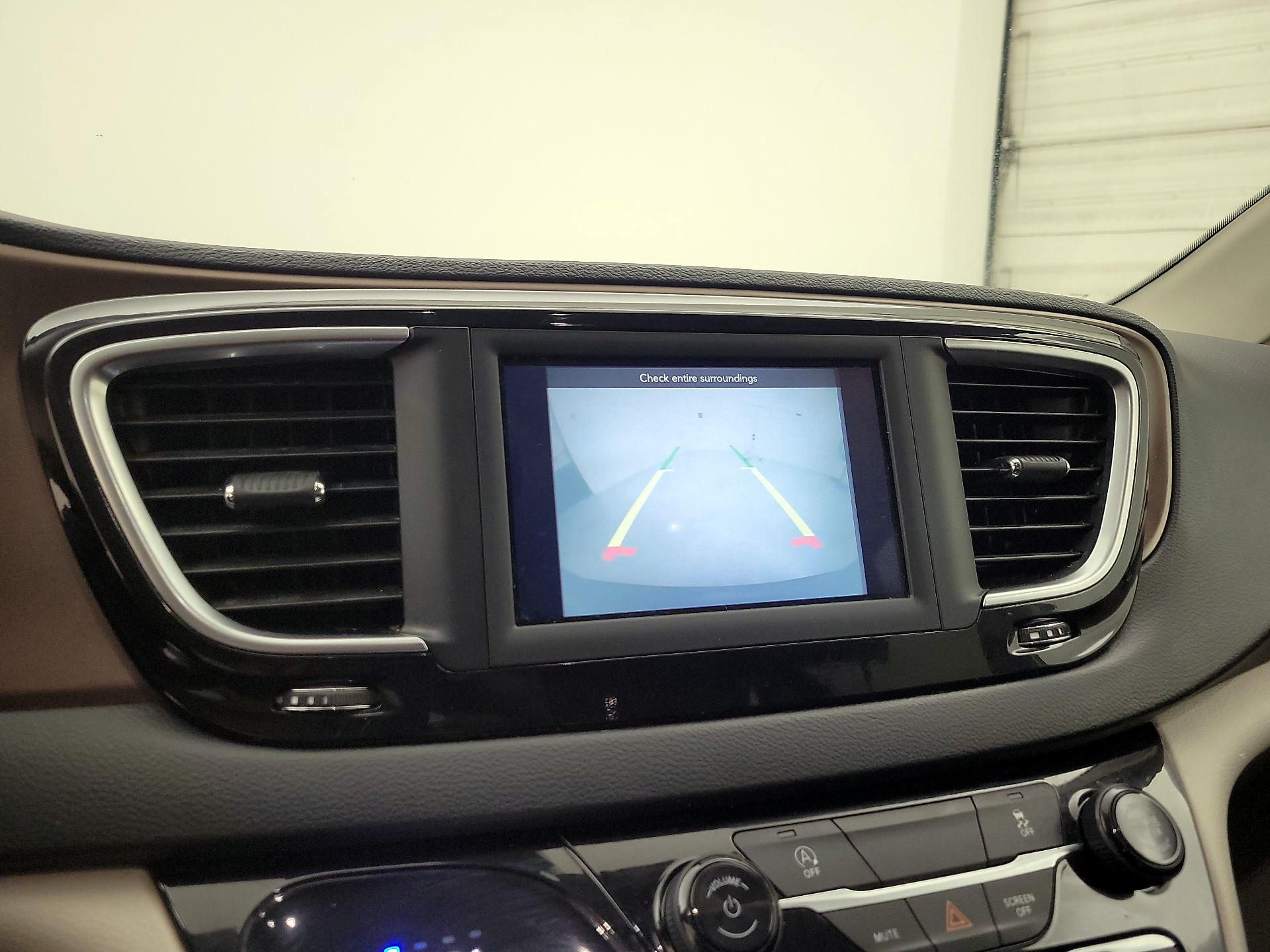 Thumbnail: 2020 Chrysler Voyager - 14