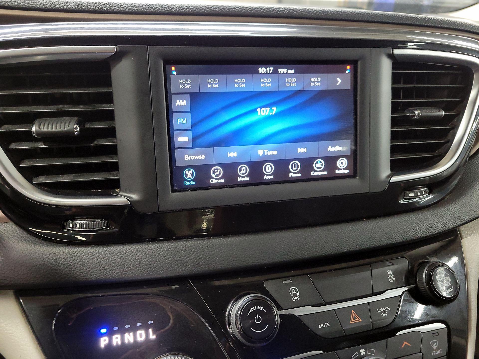 Thumbnail: 2020 Chrysler Voyager - 15