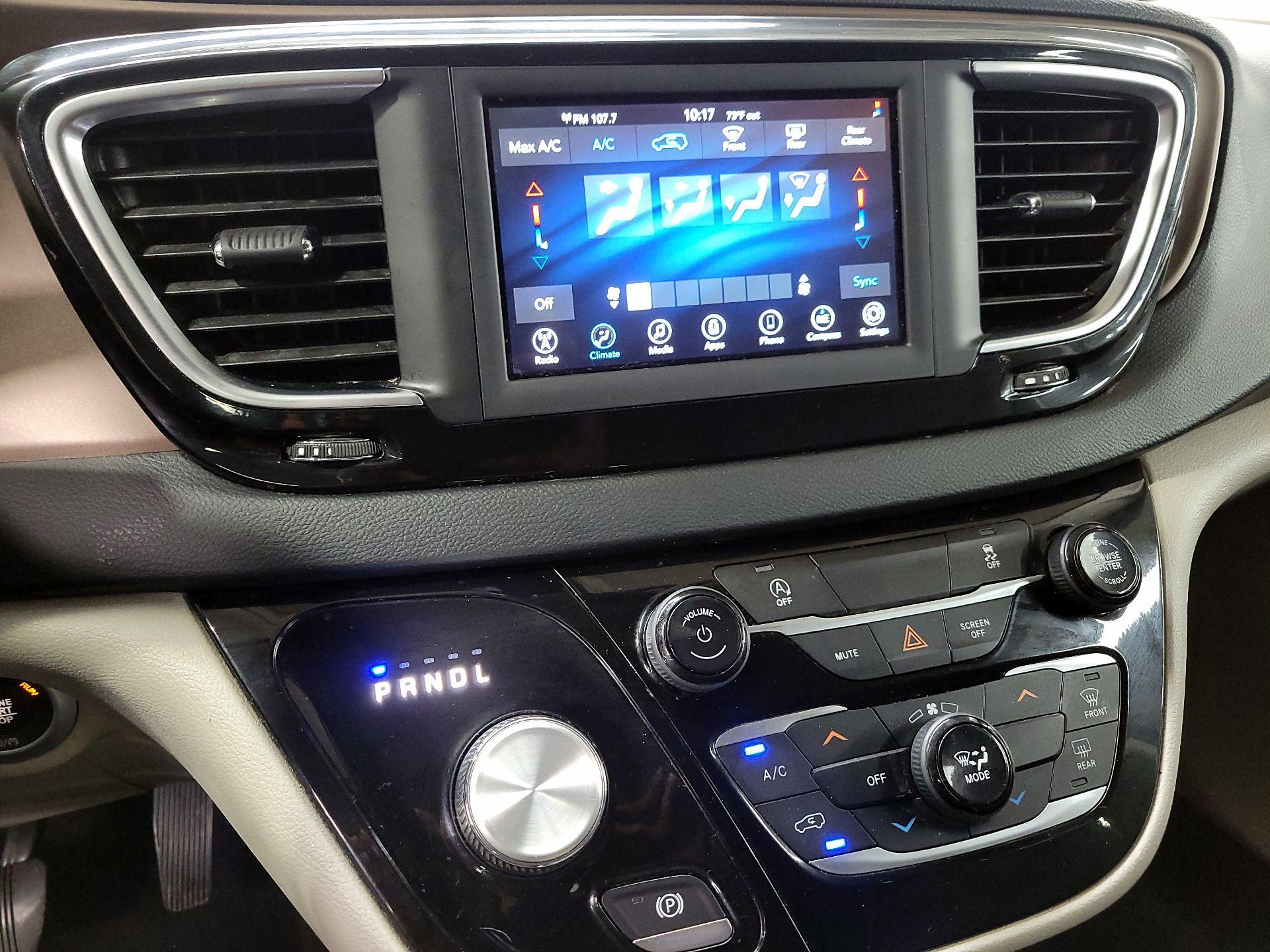 Thumbnail: 2020 Chrysler Voyager - 16