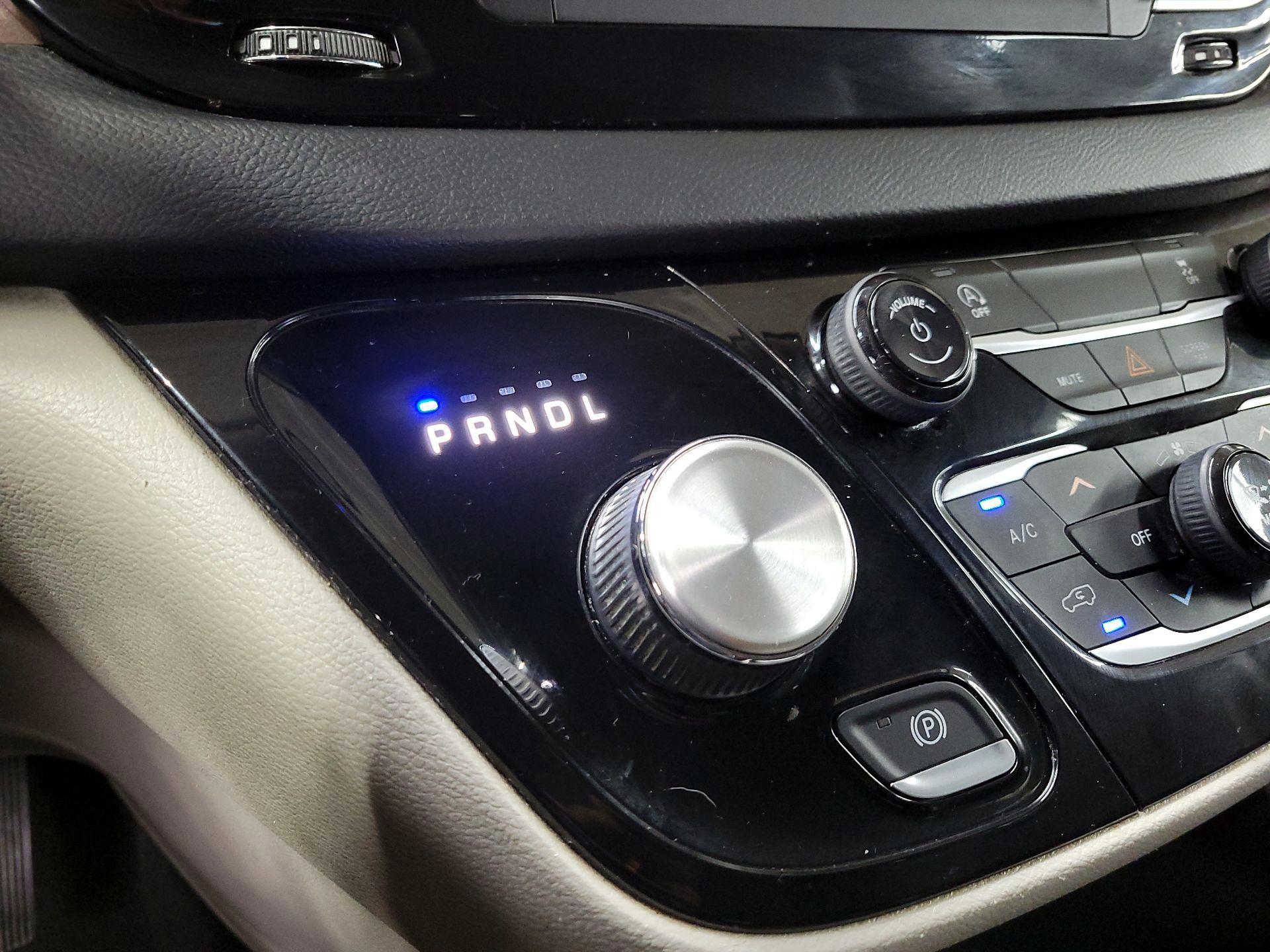 Thumbnail: 2020 Chrysler Voyager - 17