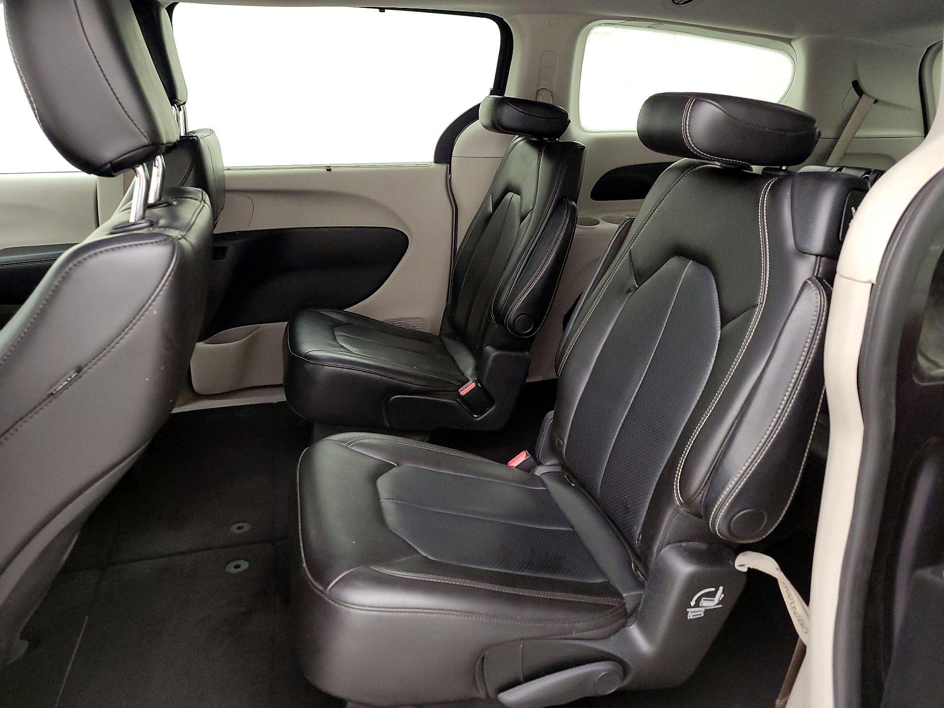 Thumbnail: 2020 Chrysler Voyager - 18