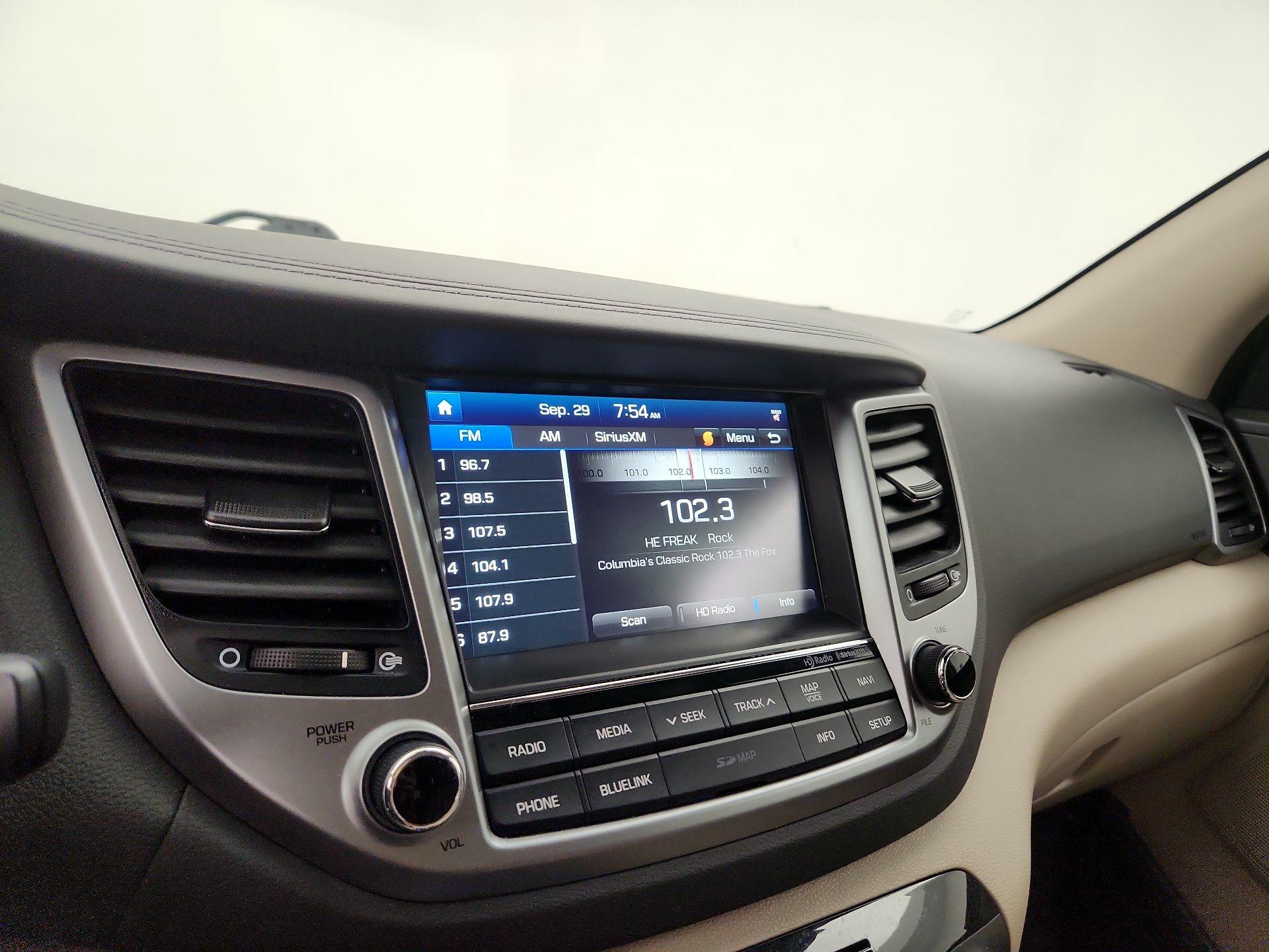 Thumbnail: 2016 Hyundai Tucson - 16