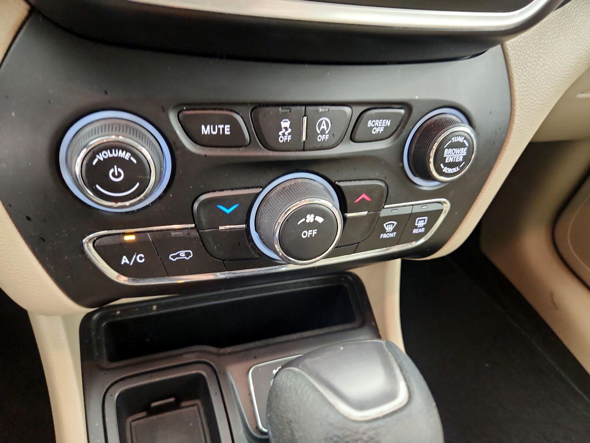 Thumbnail: 2021 Jeep Cherokee - 16