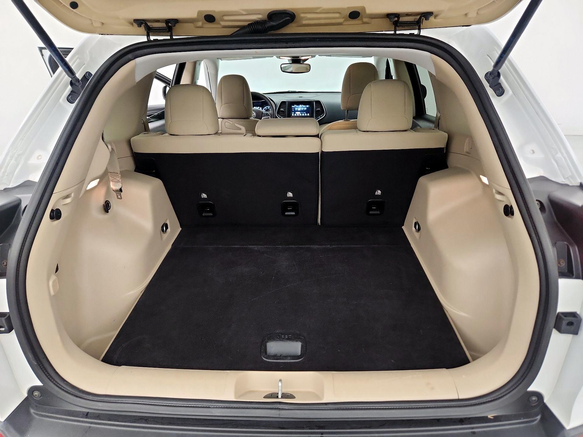 Thumbnail: 2021 Jeep Cherokee - 20