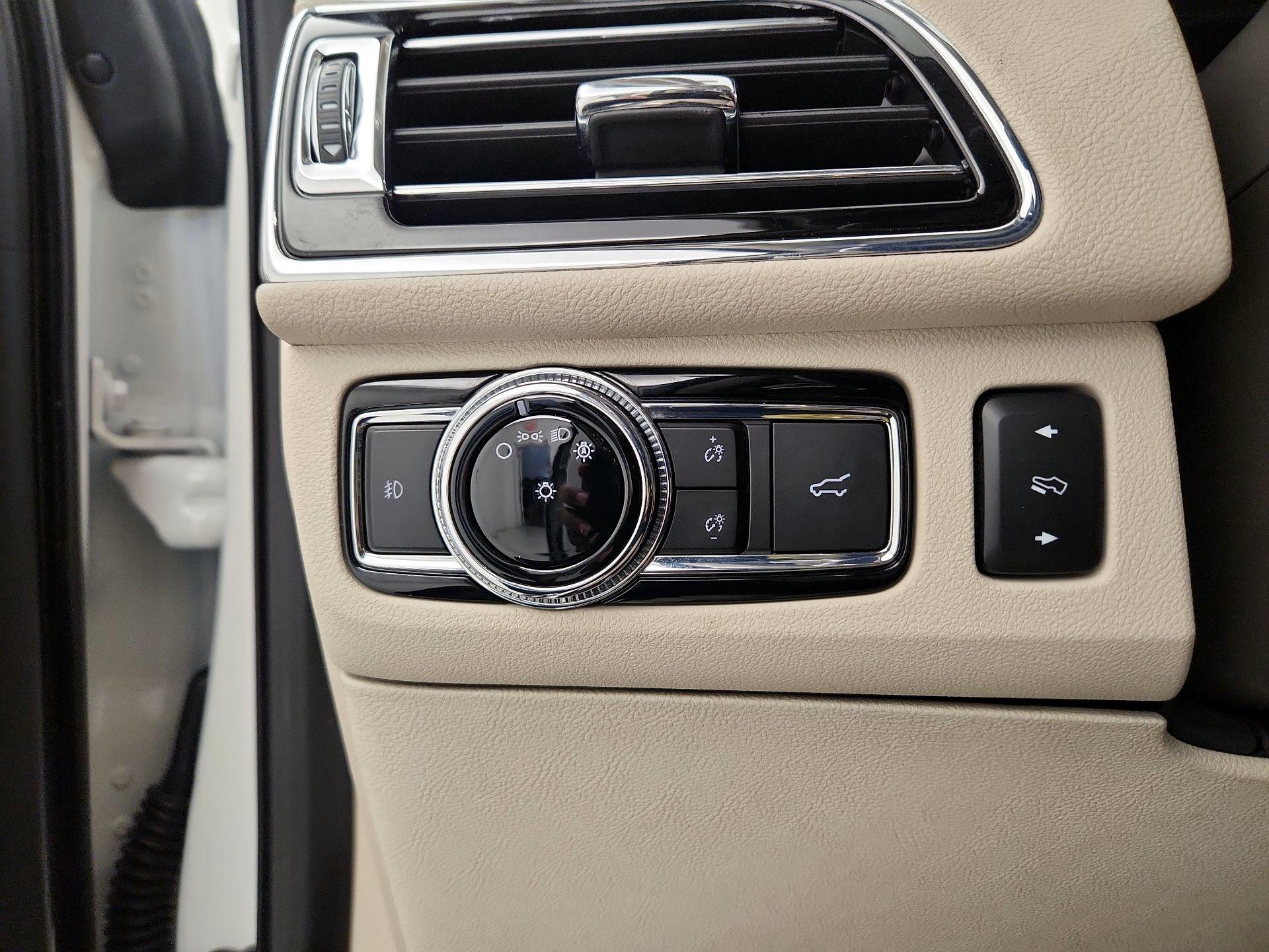 Thumbnail: 2020 Lincoln Navigator - 13