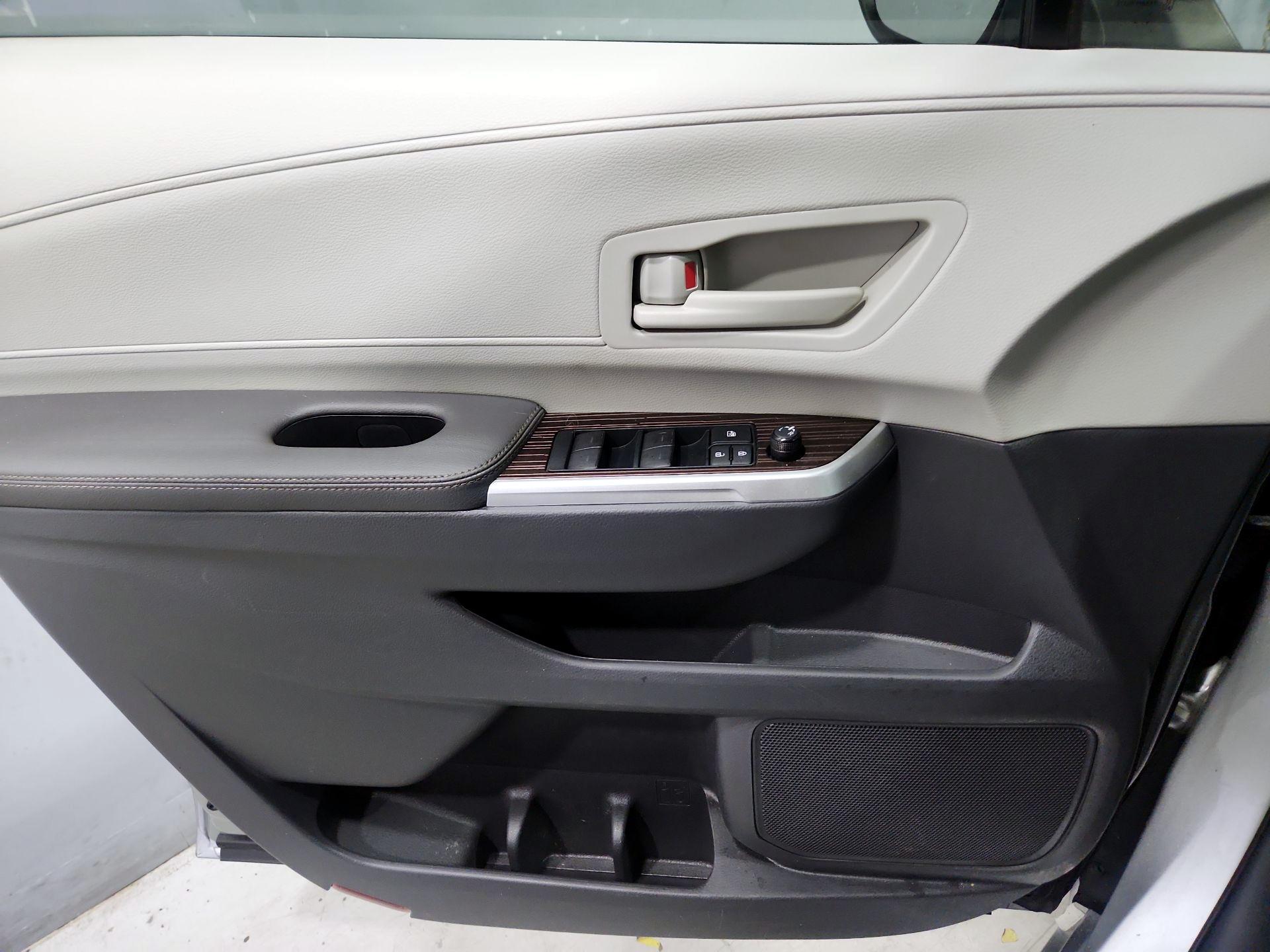 Thumbnail: 2021 Toyota Sienna - 12