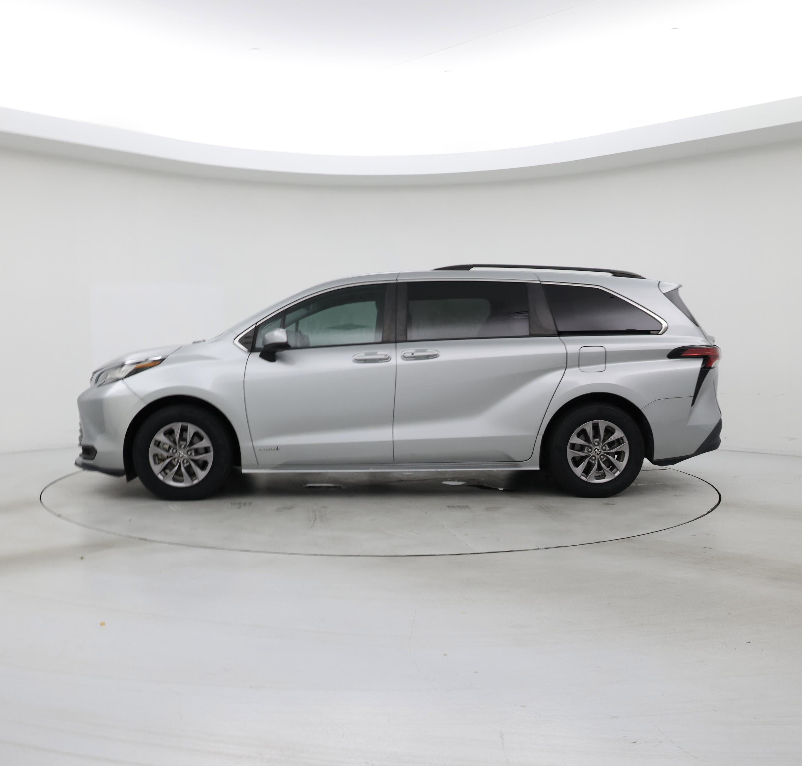 Thumbnail: 2021 Toyota Sienna - 3