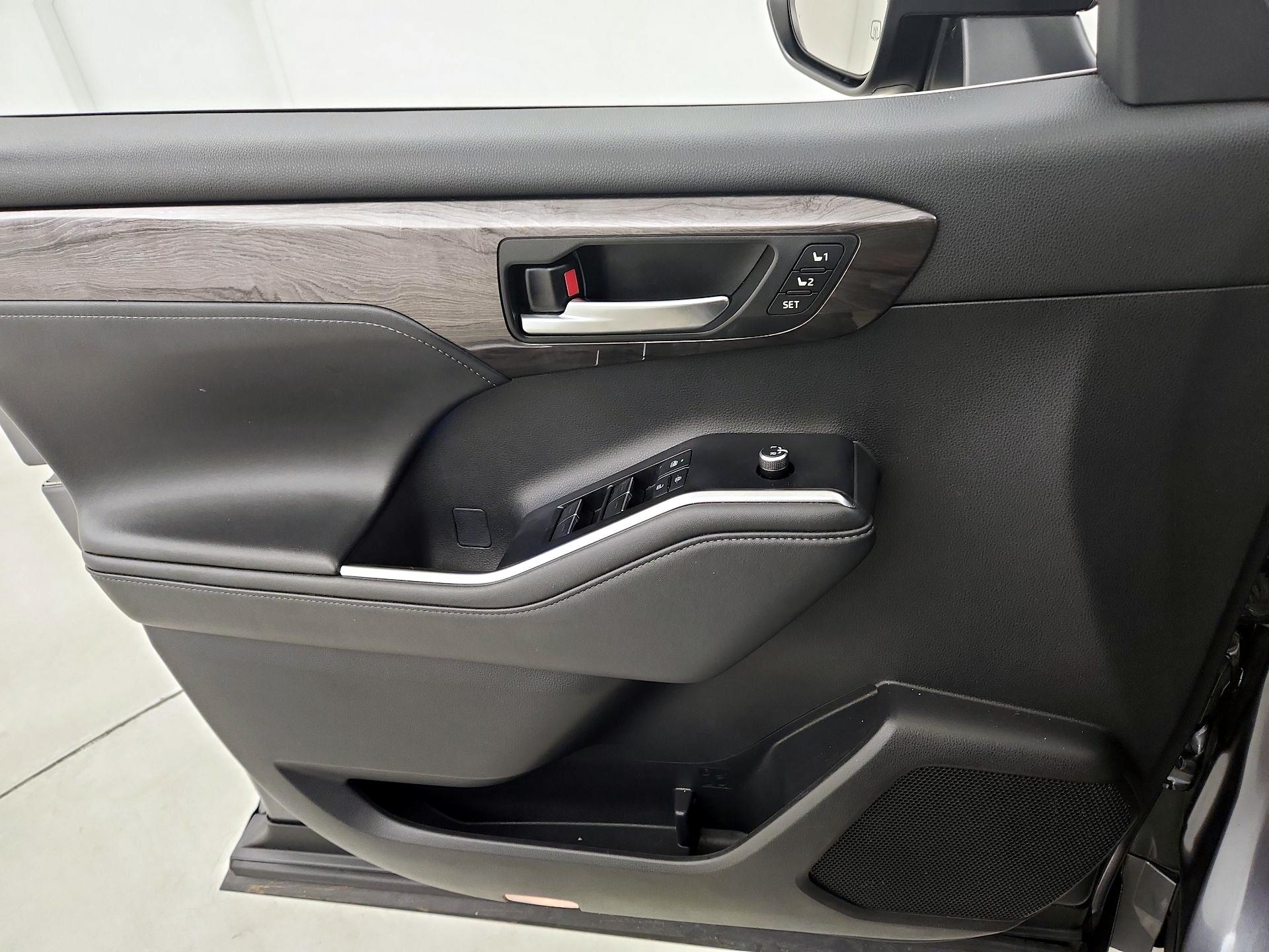 Thumbnail: 2021 Toyota Highlander - 12