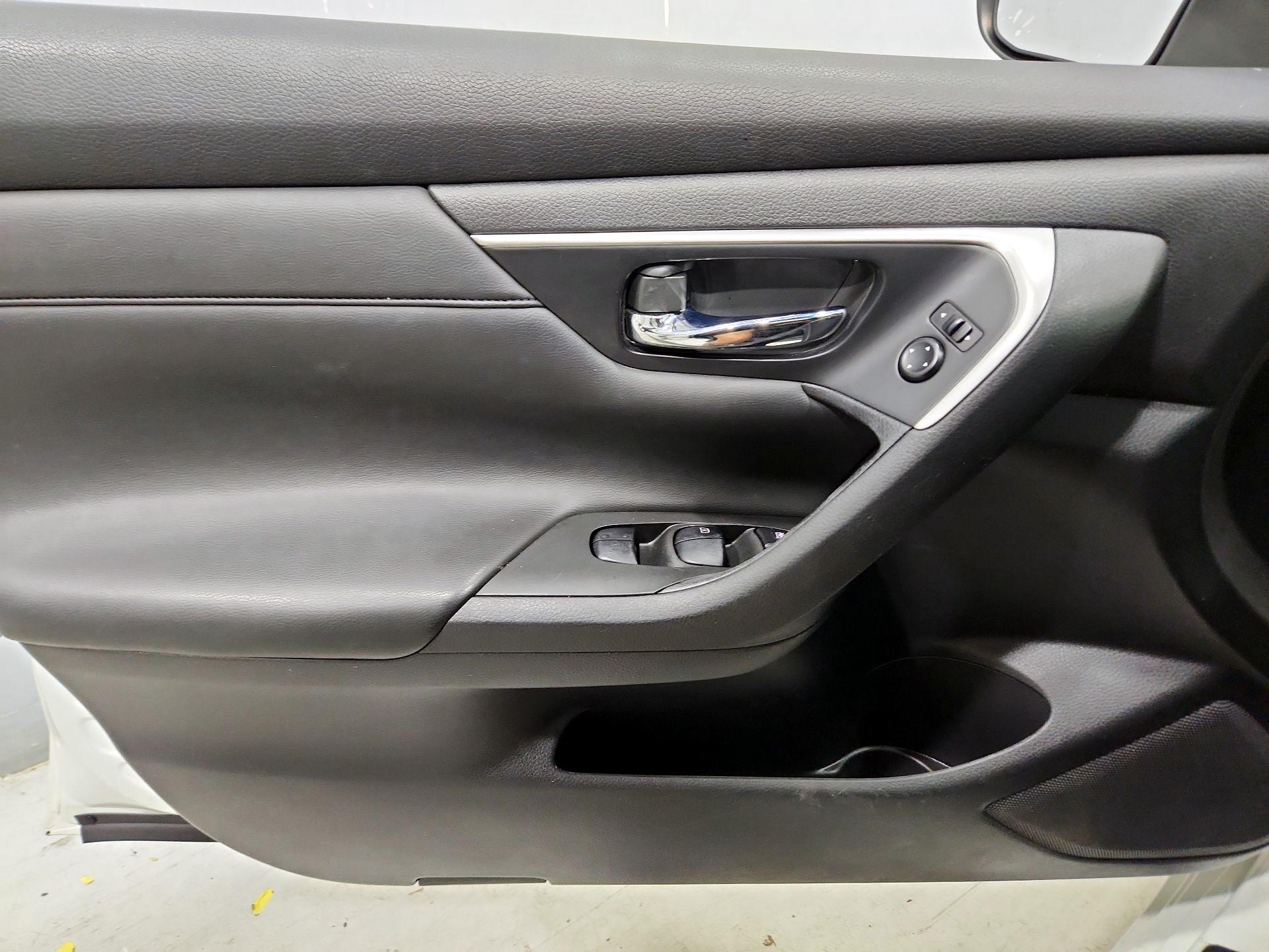 Thumbnail: 2015 Nissan Altima - 12