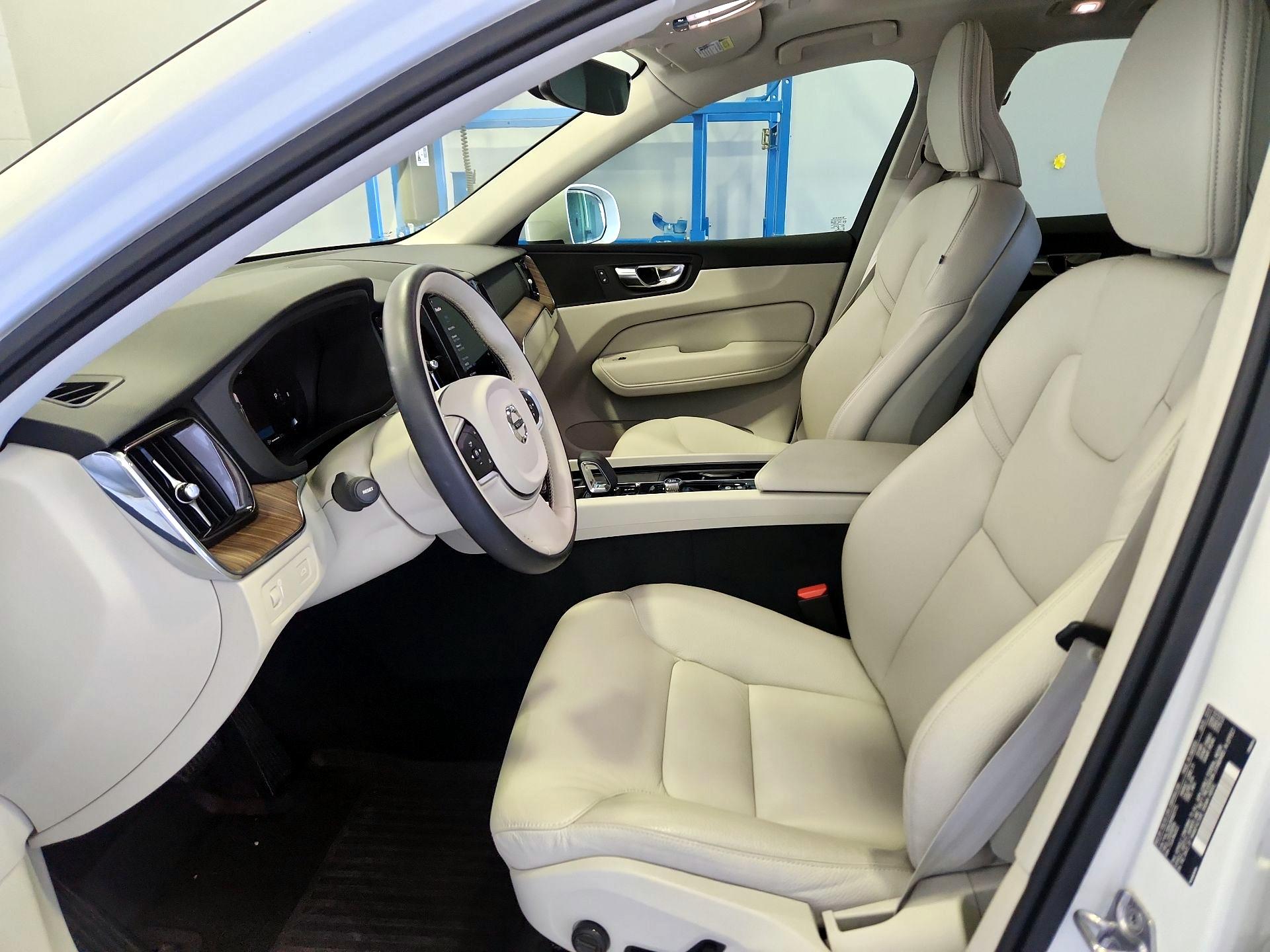 Thumbnail: 2022 Volvo XC60 - 11