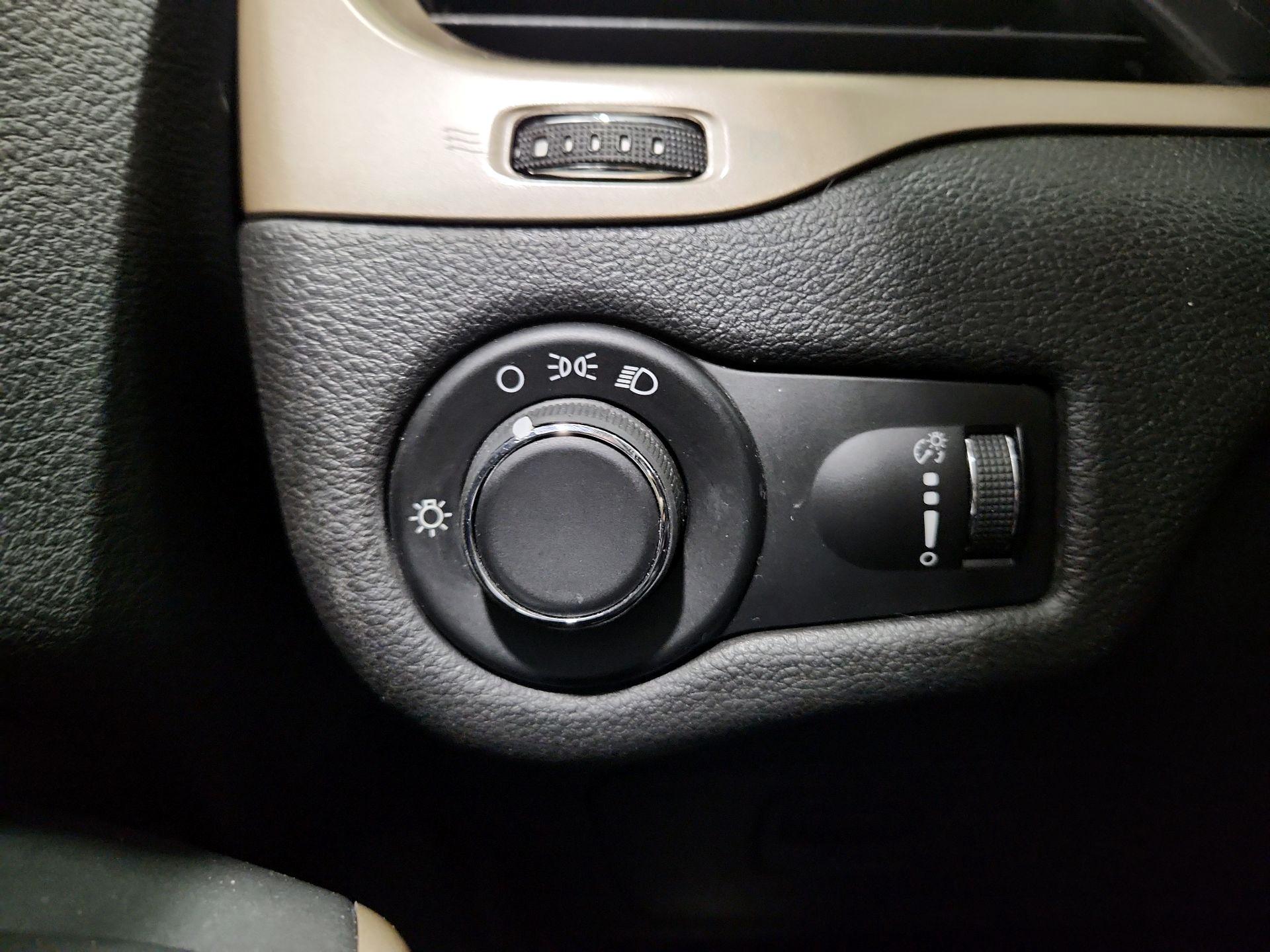 Thumbnail: 2017 Jeep Cherokee - 13