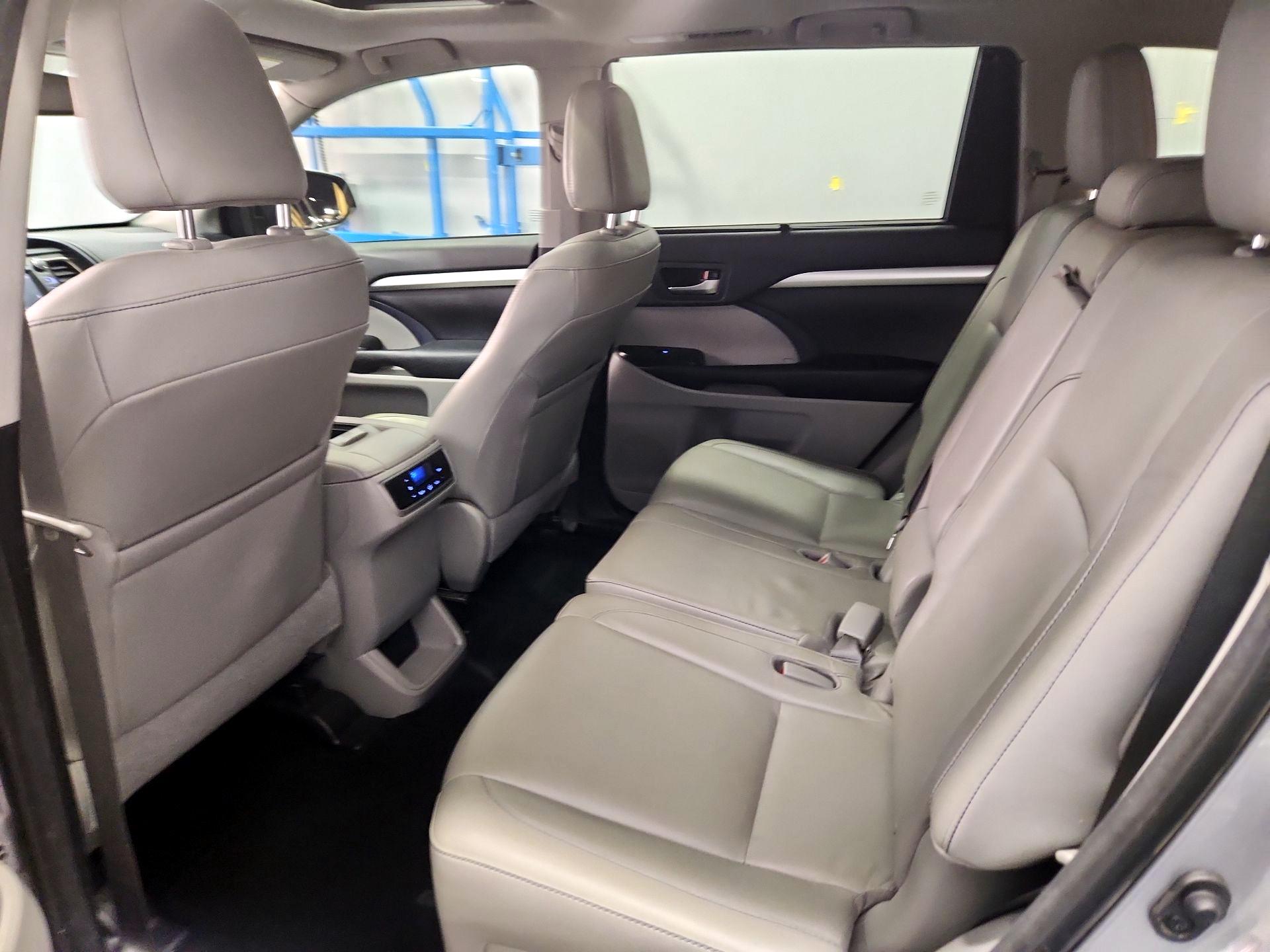 Thumbnail: 2016 Toyota Highlander - 20