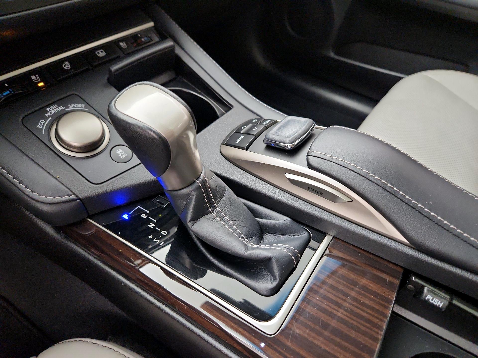 Thumbnail: 2018 Lexus ES - 18