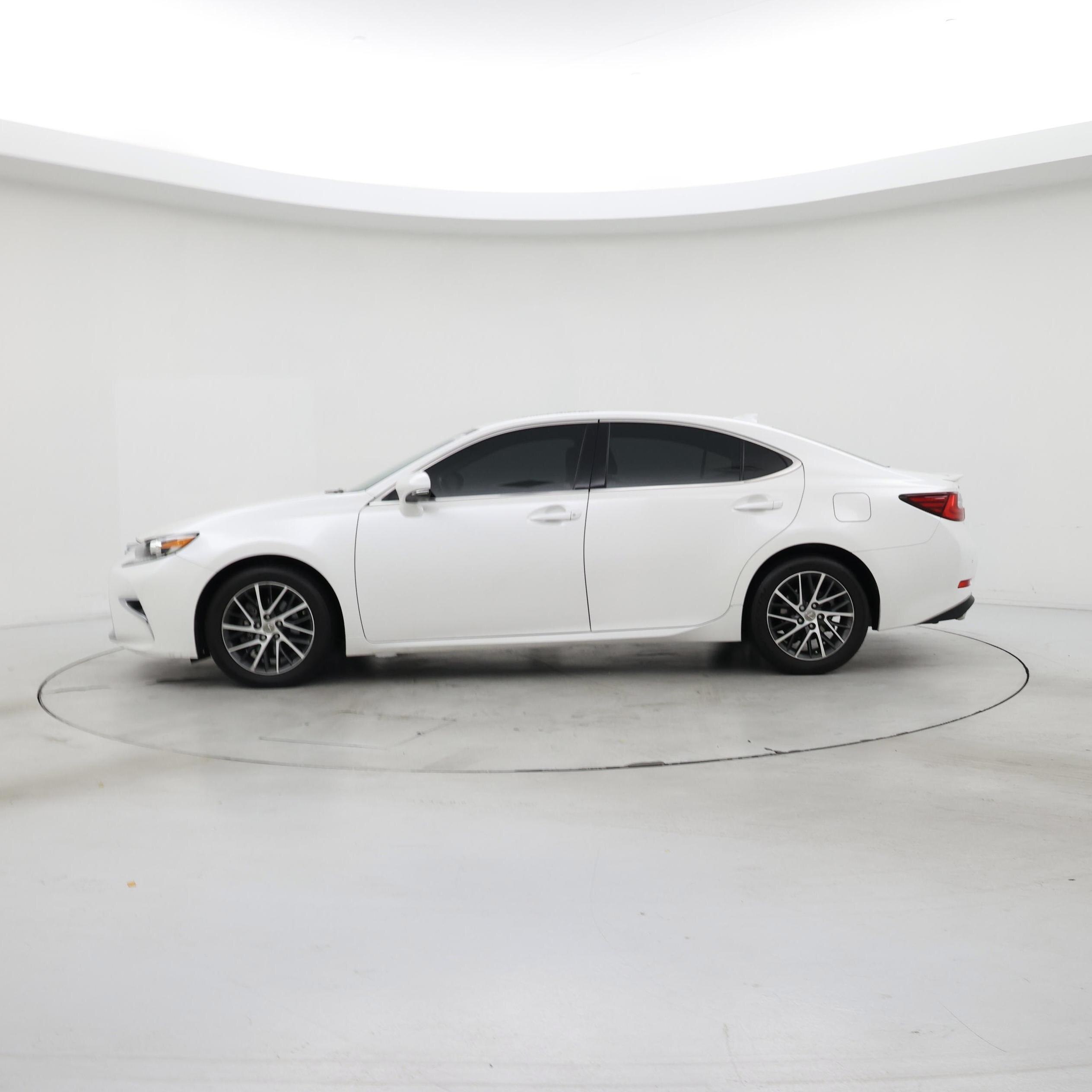Thumbnail: 2018 Lexus ES - 3