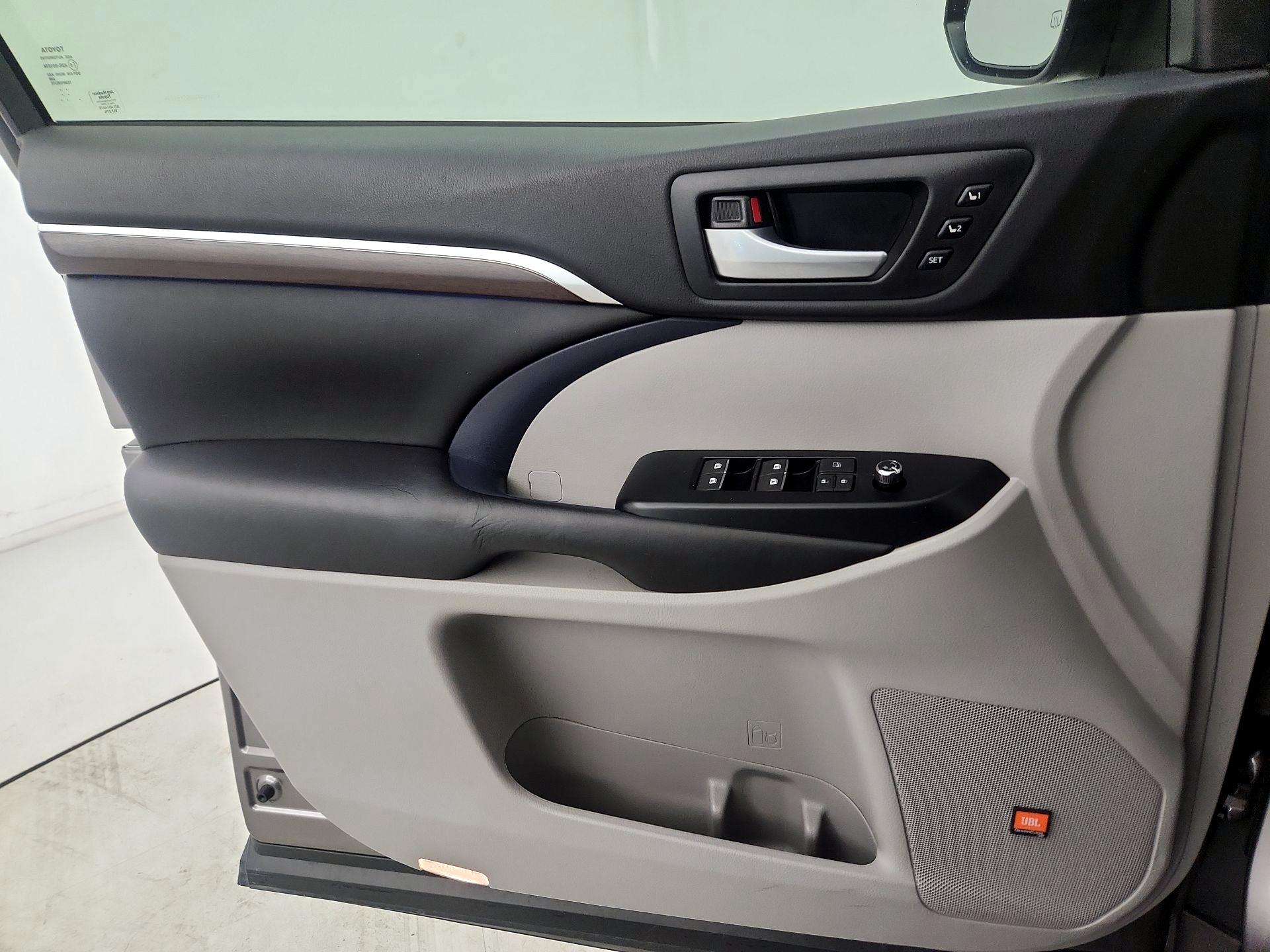 Thumbnail: 2016 Toyota Highlander - 12