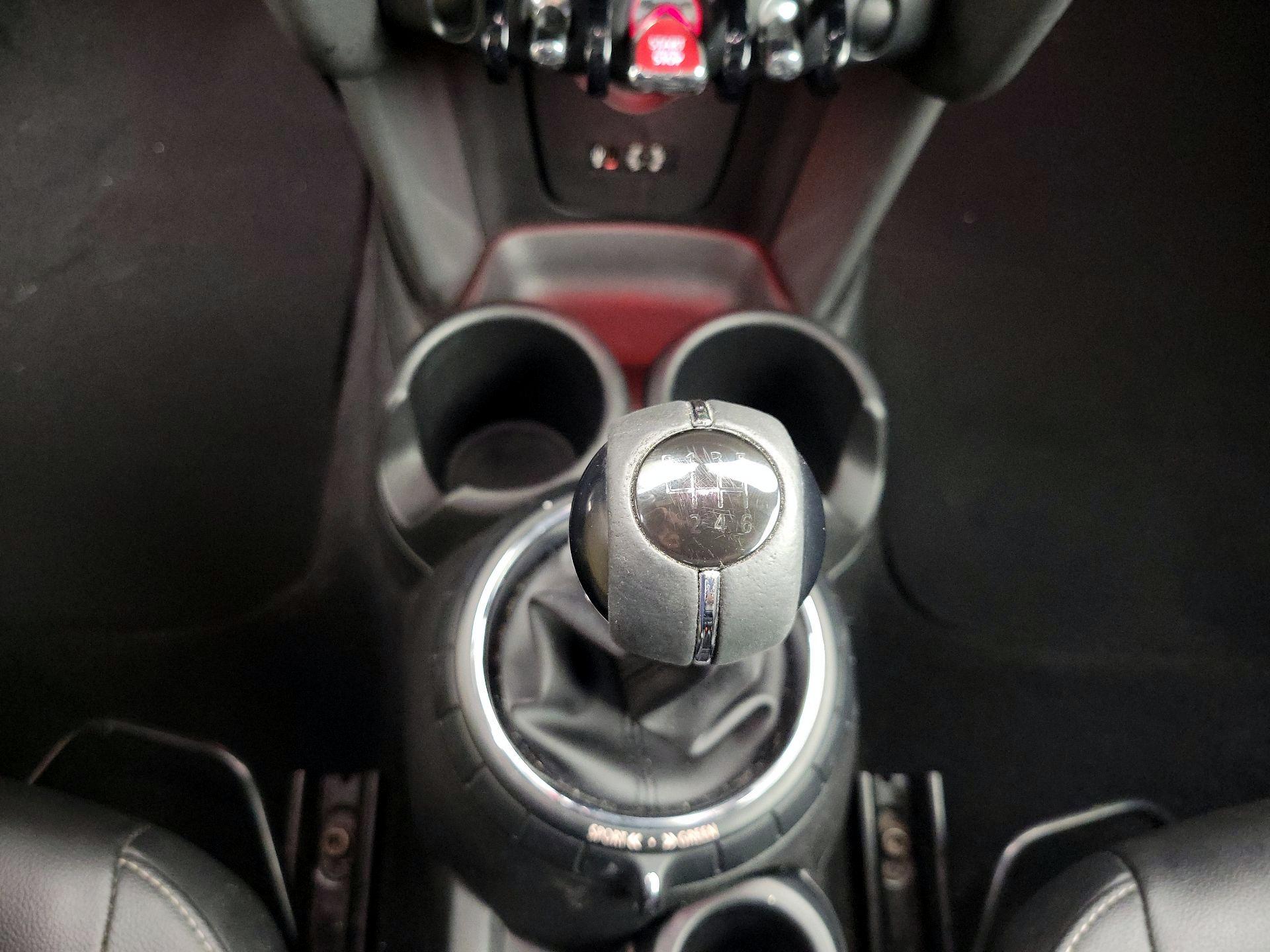 Thumbnail: 2015 MINI Cooper Hardtop - 16